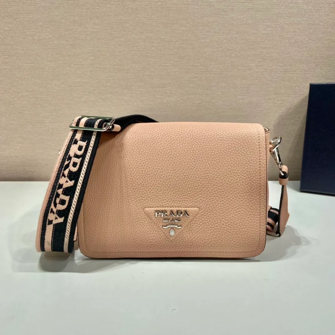 💰1800🎉New double shoulder straps🎉1BD314 double shoulder straps🎉 This double shoulder strap is made of imported deerskin grain cowhide and equipped with two interchangeable and adjustable long shoulder straps. The combination of fabric webbing and cowhide is perfect😘, versatile for mixing and matching different clothes on different occasions😘, large capacity, super soft feel🎉Hurry up and get it🎉 Length 23x height 18x ​​base 9cm🎉🎉🎉