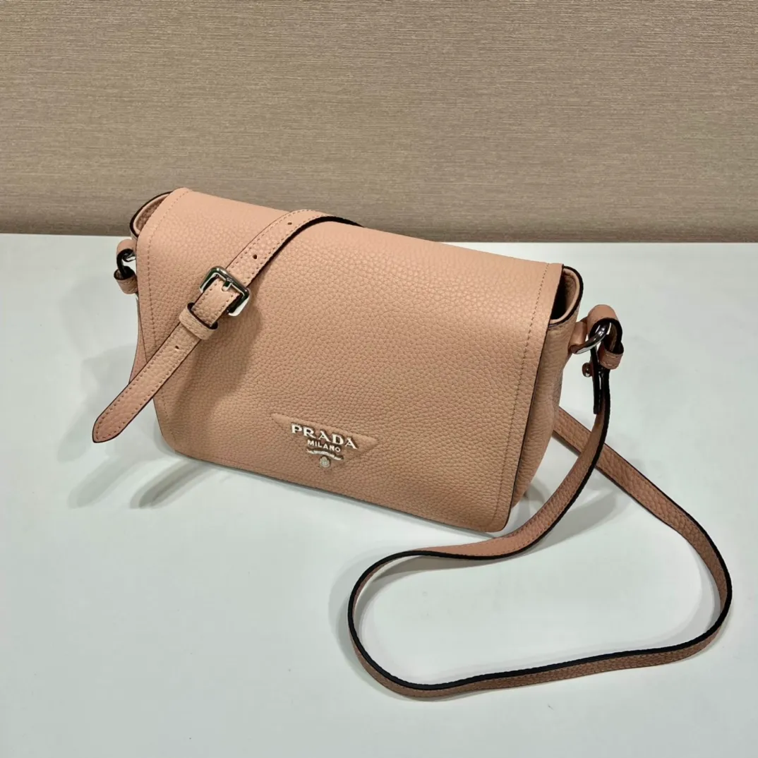 💰1800🎉New double shoulder straps🎉1BD314 double shoulder straps🎉 This double shoulder strap is made of imported deerskin grain cowhide and equipped with two interchangeable and adjustable long shoulder straps. The combination of fabric webbing and cowhide is perfect😘, versatile for mixing and matching different clothes on different occasions😘, large capacity, super soft feel🎉Hurry up and get it🎉 Length 23x height 18x ​​base 9cm🎉🎉🎉