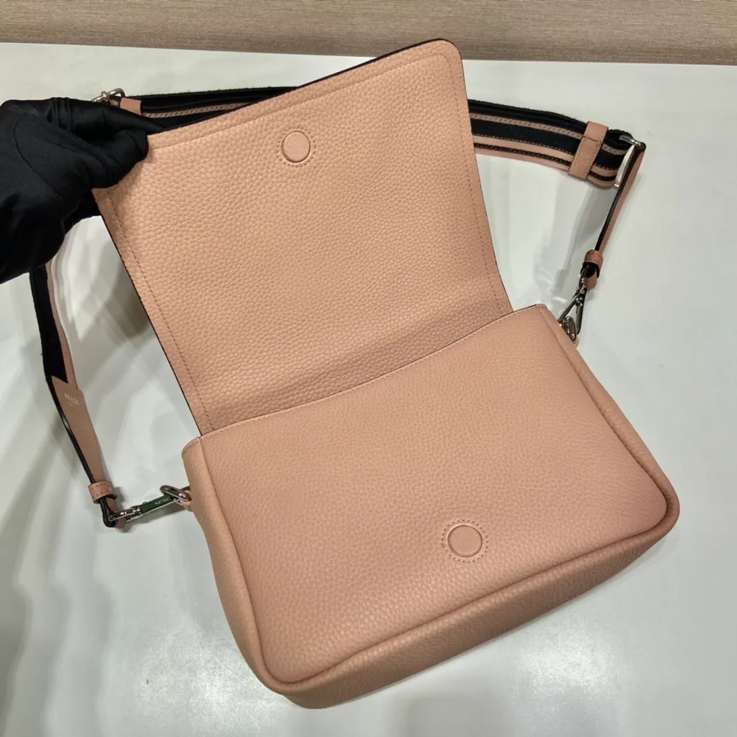 💰1800🎉New double shoulder straps🎉1BD314 double shoulder straps🎉 This double shoulder strap is made of imported deerskin grain cowhide and equipped with two interchangeable and adjustable long shoulder straps. The combination of fabric webbing and cowhide is perfect😘, versatile for mixing and matching different clothes on different occasions😘, large capacity, super soft feel🎉Hurry up and get it🎉 Length 23x height 18x ​​base 9cm🎉🎉🎉