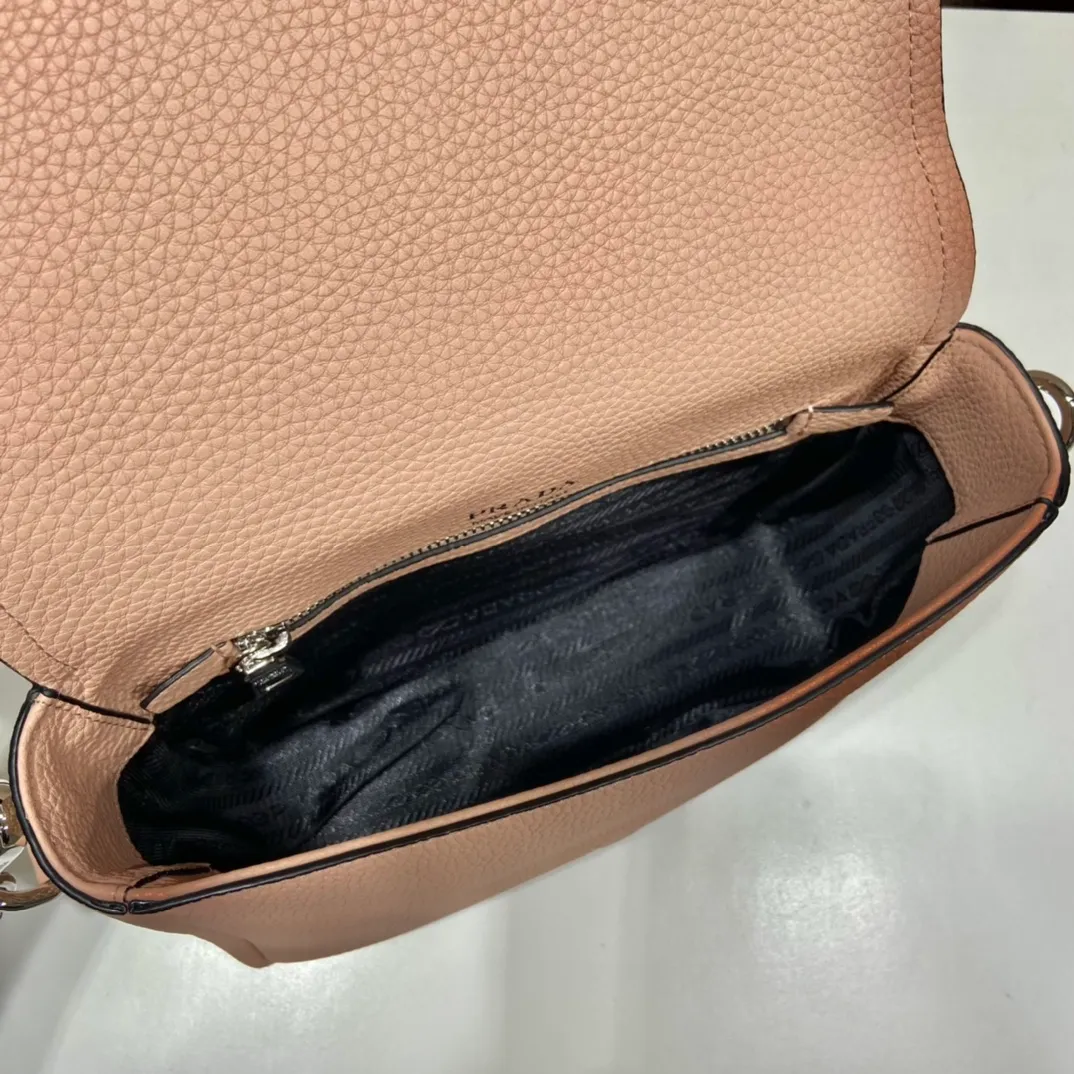💰1800🎉New double shoulder straps🎉1BD314 double shoulder straps🎉 This double shoulder strap is made of imported deerskin grain cowhide and equipped with two interchangeable and adjustable long shoulder straps. The combination of fabric webbing and cowhide is perfect😘, versatile for mixing and matching different clothes on different occasions😘, large capacity, super soft feel🎉Hurry up and get it🎉 Length 23x height 18x ​​base 9cm🎉🎉🎉