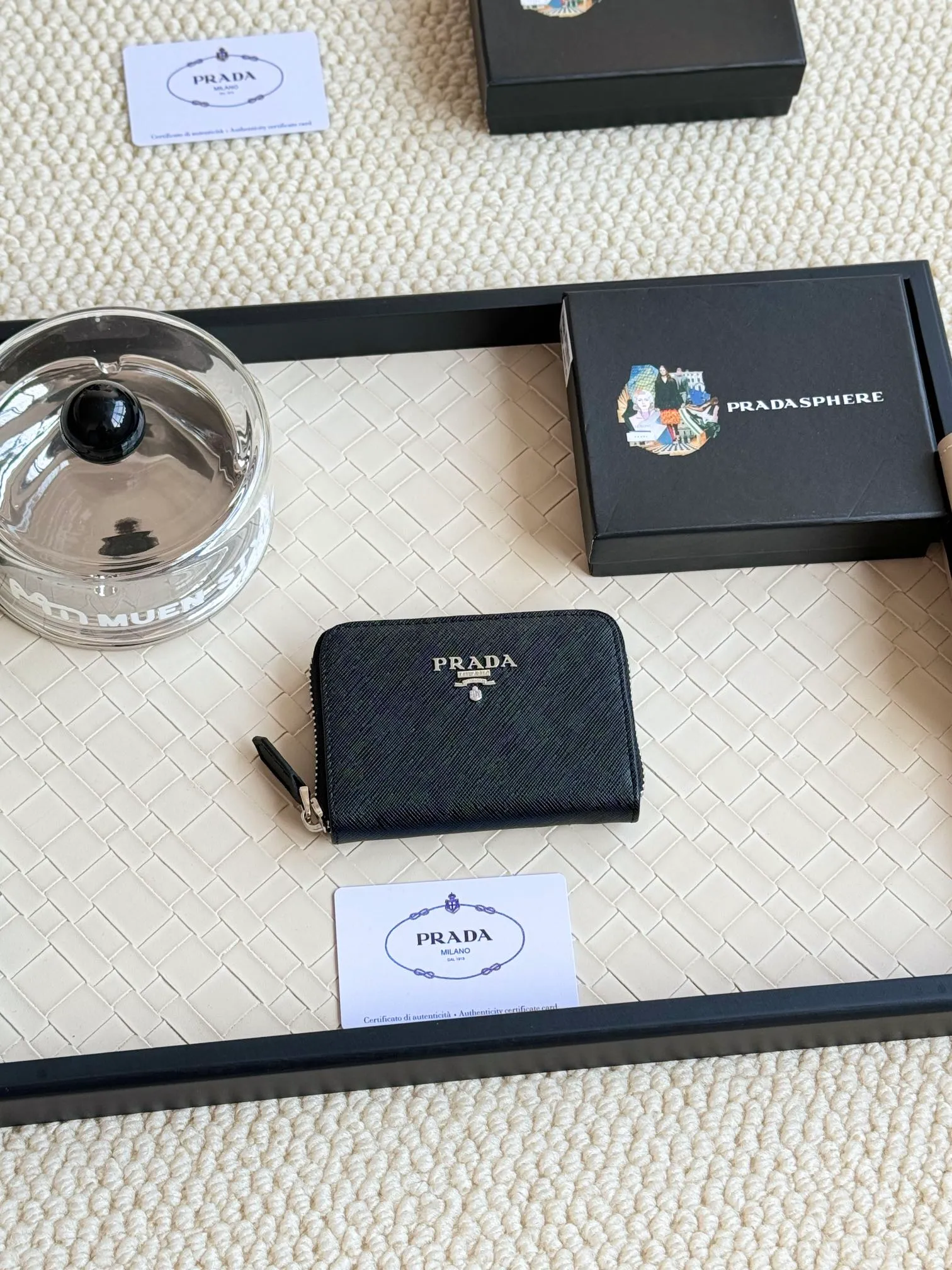 💰140PRADA’s popular genuine pickup bag [love] latest style at the counter, official website synchronization, genuine development, model 2MC553 #Color: black/pictured, excellent cowhide texture, imported thread lining, exquisite and even routing, smooth oil edges, exquisite workmanship, size: 12/9/2.5cm with original packaging box card]
