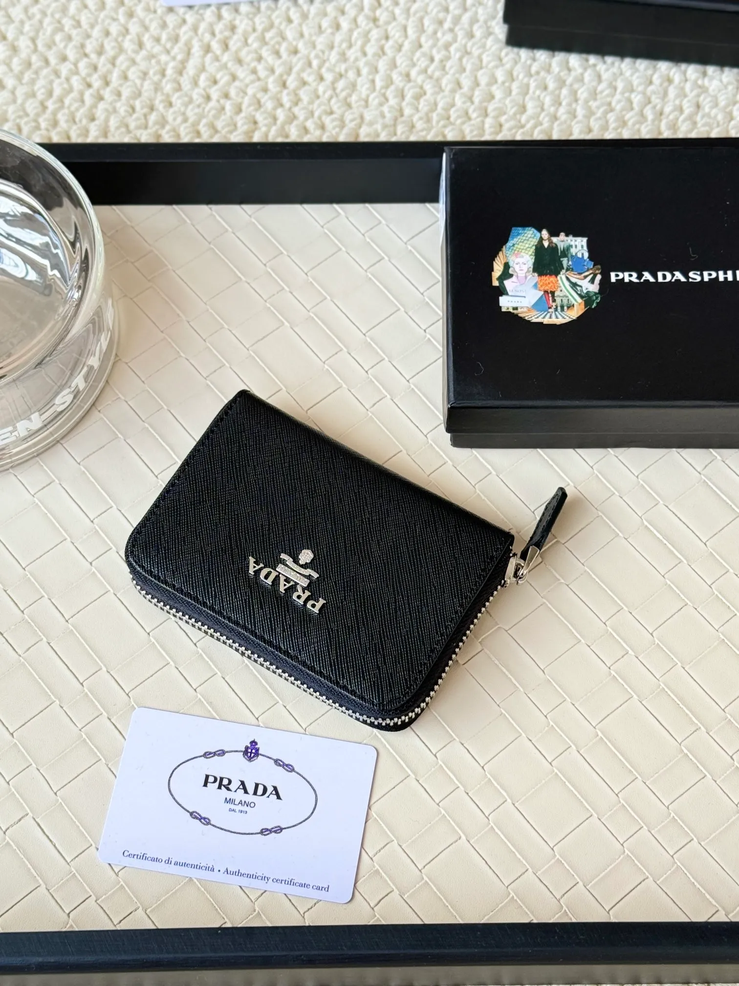 💰140PRADA’s popular genuine pickup bag [love] latest style at the counter, official website synchronization, genuine development, model 2MC553 #Color: black/pictured, excellent cowhide texture, imported thread lining, exquisite and even routing, smooth oil edges, exquisite workmanship, size: 12/9/2.5cm with original packaging box card]