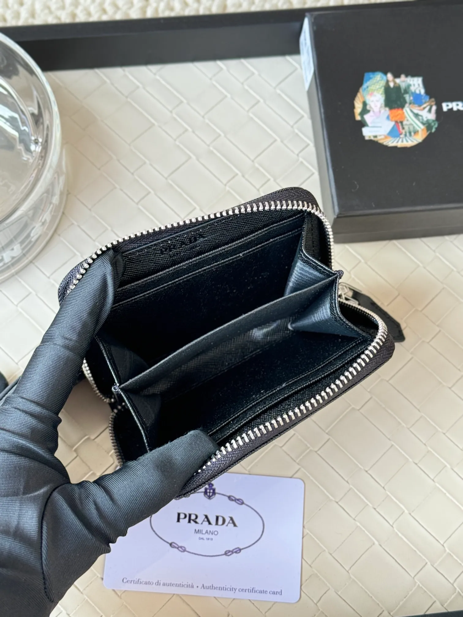 💰140PRADA’s popular genuine pickup bag [love] latest style at the counter, official website synchronization, genuine development, model 2MC553 #Color: black/pictured, excellent cowhide texture, imported thread lining, exquisite and even routing, smooth oil edges, exquisite workmanship, size: 12/9/2.5cm with original packaging box card]