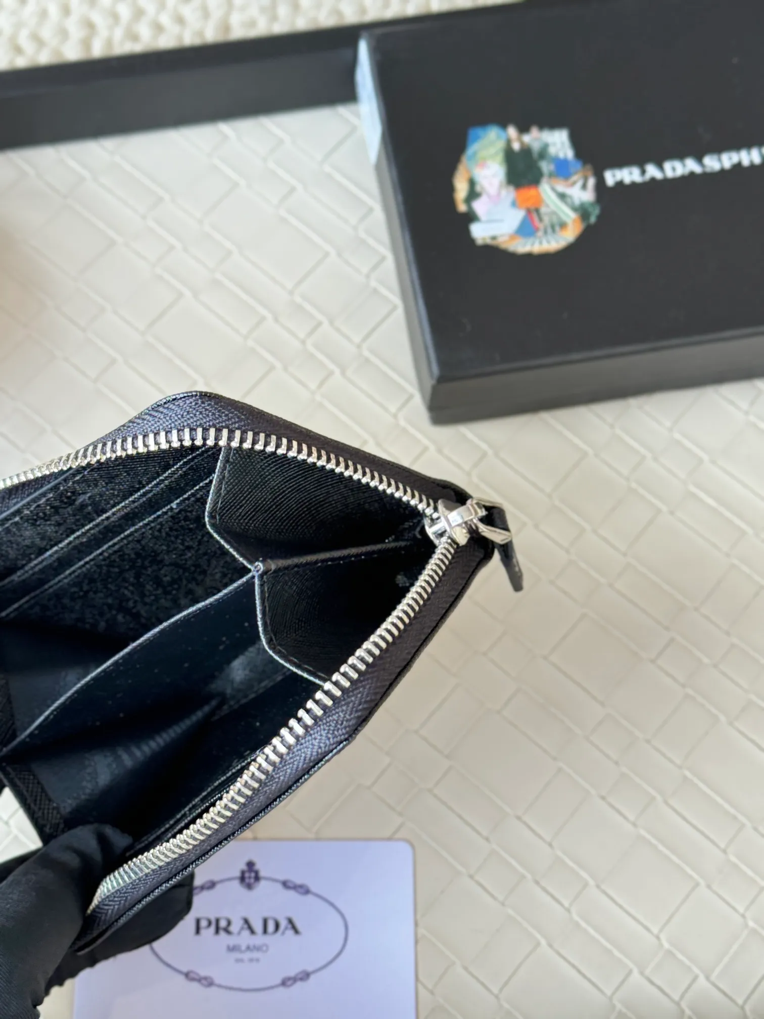 💰140PRADA’s popular genuine pickup bag [love] latest style at the counter, official website synchronization, genuine development, model 2MC553 #Color: black/pictured, excellent cowhide texture, imported thread lining, exquisite and even routing, smooth oil edges, exquisite workmanship, size: 12/9/2.5cm with original packaging box card]