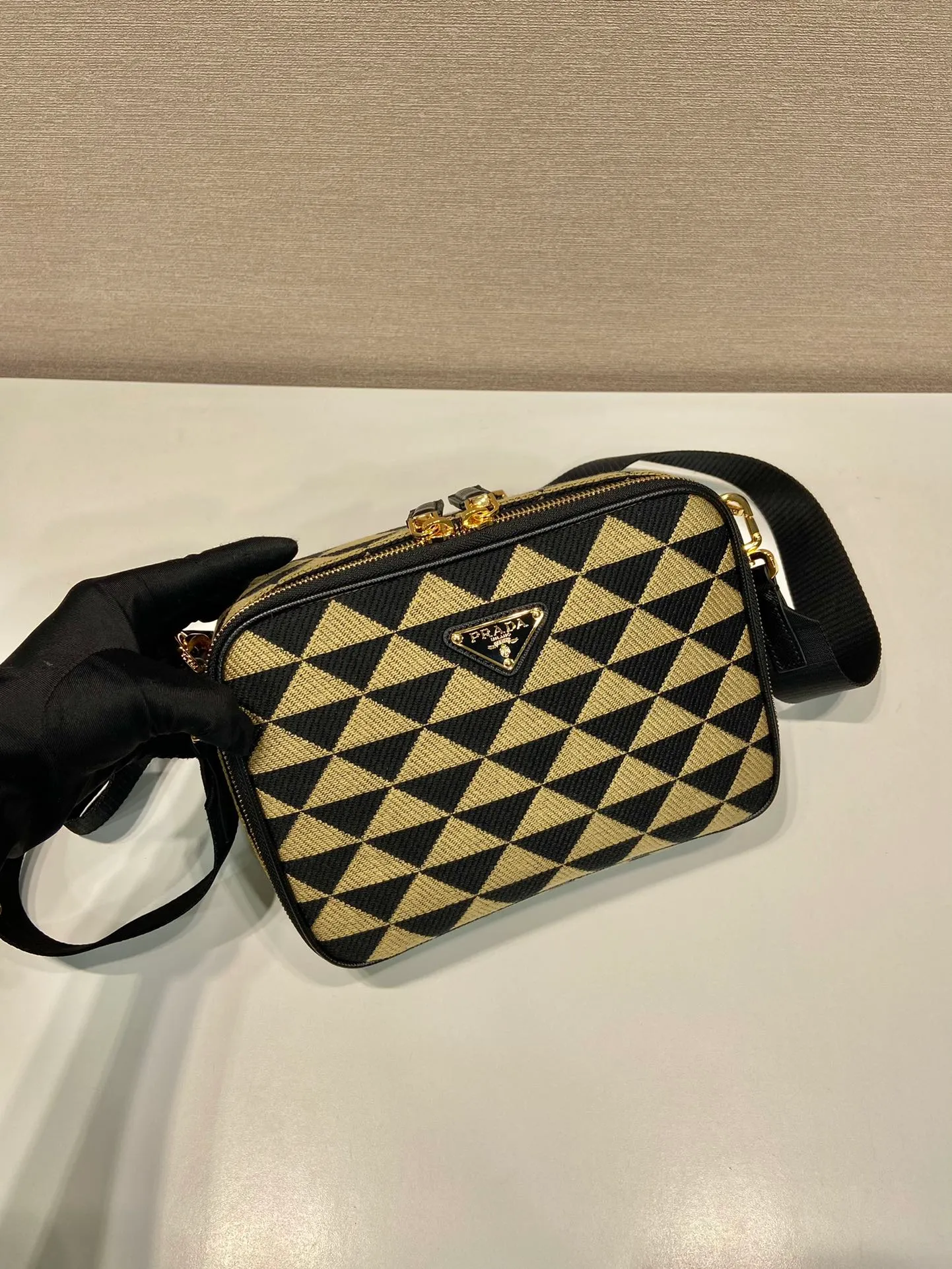 💰1460🎉Embroidered fabric messenger bag🎉2VH069🎉🎉 This embroidered messenger bag is made of imported saffiano leather and unique embroidered fabric fabric🎉🎉The geometric design is transformed into exquisite modernist patterns, playing with contrasting colors, and equipped with a detachable and adjustable nylon webbing shoulder strap. The upper body effect is very cool. It is suitable for both men and women. If you like babies, hurry up and get it.🎉🎉 Length 22x Height 16x Bottom 6cm