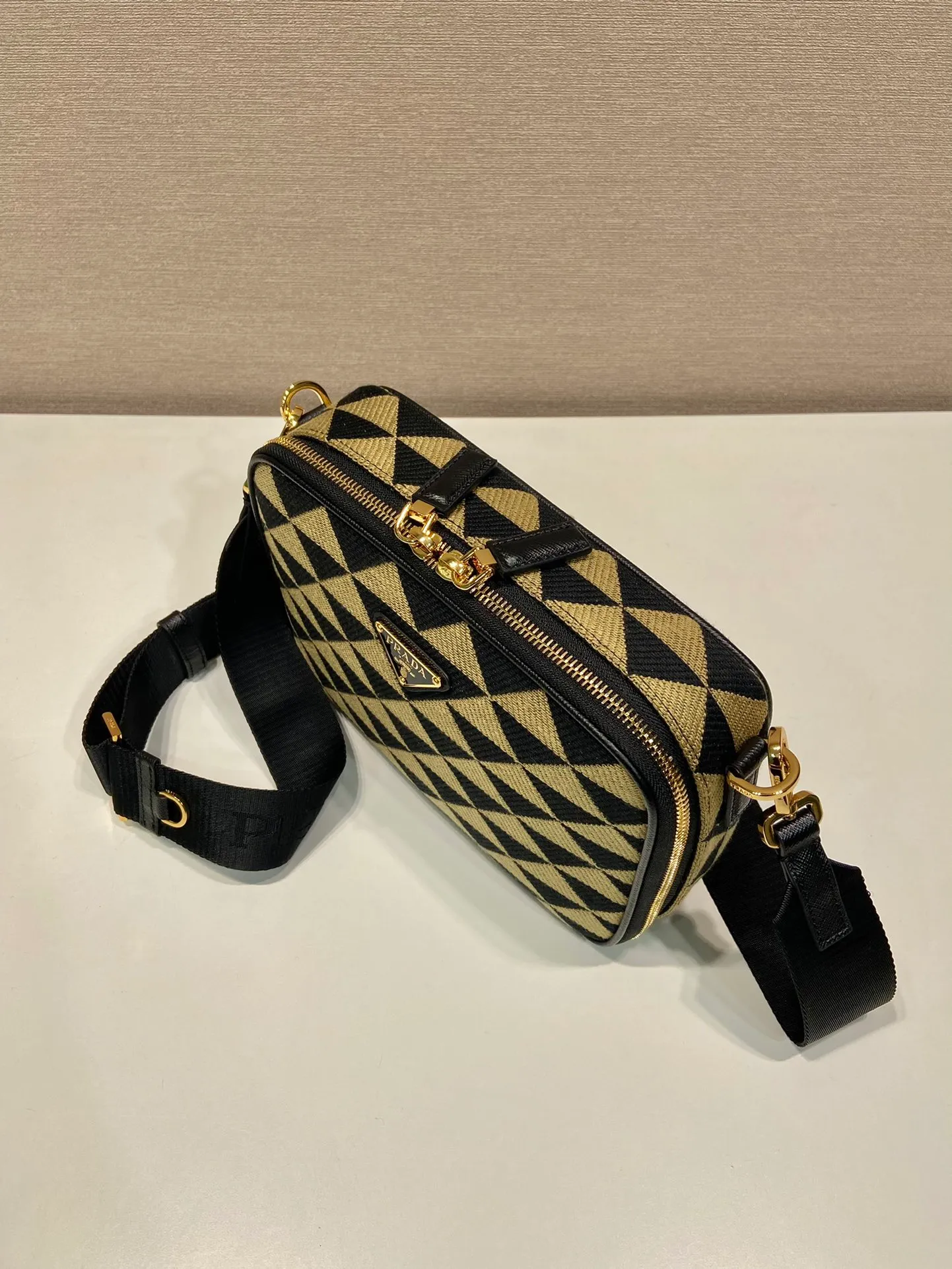 💰1460🎉Embroidered fabric messenger bag🎉2VH069🎉🎉 This embroidered messenger bag is made of imported saffiano leather and unique embroidered fabric fabric🎉🎉The geometric design is transformed into exquisite modernist patterns, playing with contrasting colors, and equipped with a detachable and adjustable nylon webbing shoulder strap. The upper body effect is very cool. It is suitable for both men and women. If you like babies, hurry up and get it.🎉🎉 Length 22x Height 16x Bottom 6cm