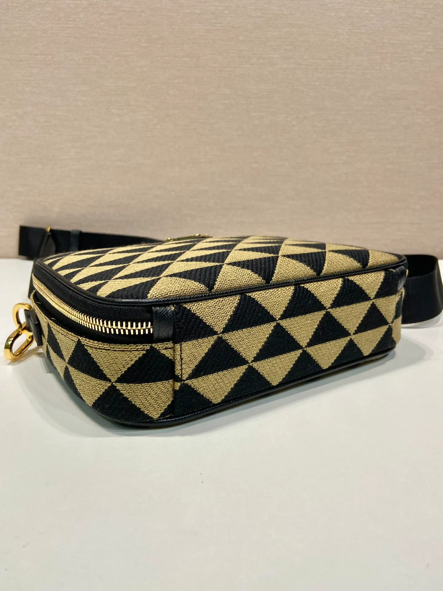 💰1460🎉Embroidered fabric messenger bag🎉2VH069🎉🎉 This embroidered messenger bag is made of imported saffiano leather and unique embroidered fabric fabric🎉🎉The geometric design is transformed into exquisite modernist patterns, playing with contrasting colors, and equipped with a detachable and adjustable nylon webbing shoulder strap. The upper body effect is very cool. It is suitable for both men and women. If you like babies, hurry up and get it.🎉🎉 Length 22x Height 16x Bottom 6cm