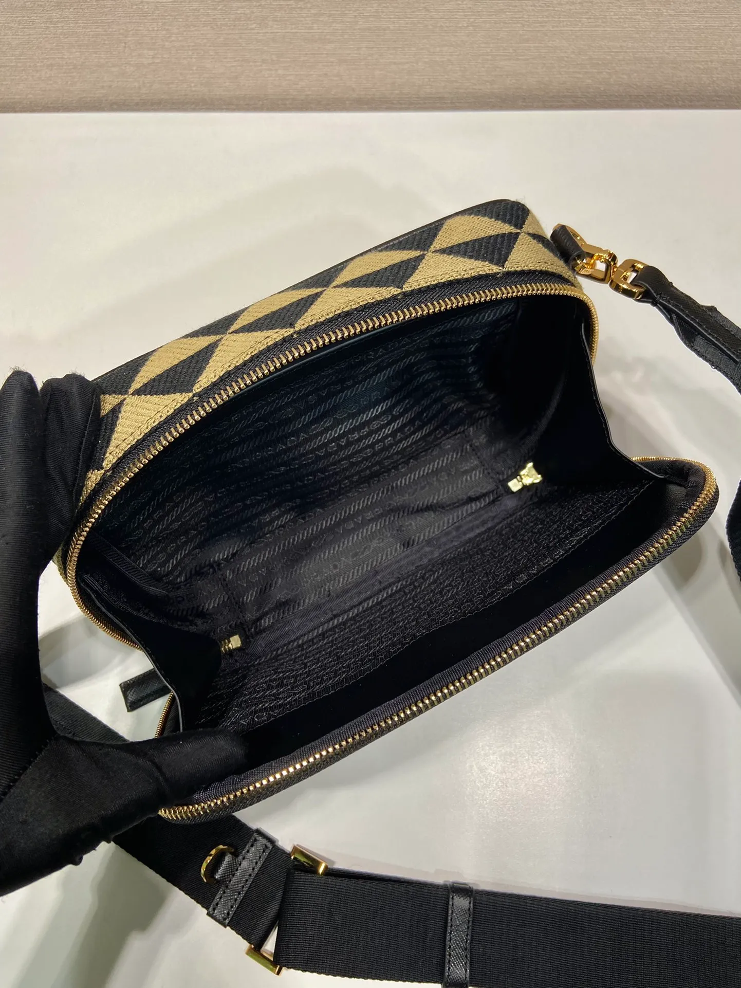 💰1460🎉Embroidered fabric messenger bag🎉2VH069🎉🎉 This embroidered messenger bag is made of imported saffiano leather and unique embroidered fabric fabric🎉🎉The geometric design is transformed into exquisite modernist patterns, playing with contrasting colors, and equipped with a detachable and adjustable nylon webbing shoulder strap. The upper body effect is very cool. It is suitable for both men and women. If you like babies, hurry up and get it.🎉🎉 Length 22x Height 16x Bottom 6cm