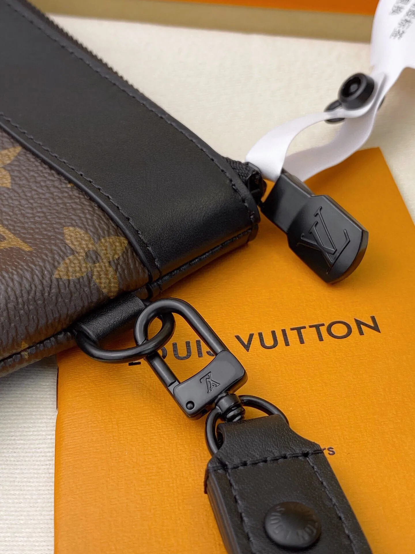 P¥320👉nfc dynamic chip version👈[Top original order, all steel hardware] Order model m62291 old flower! The pochette apollo handbag is a new product unveiled at the spring and summer fashion show. It comes from menswear artistic director kim jones and has a sporty style design full of craftsmanship. This pochette apollo handbag is made of monogram pacific canvas with taiga leather and colorful metal decoration. 34.0 x 25.0 x 2.0 cm (length x height x width) -monogram pacific coated canvas - nylon lining - 81569 metal trim - 1 internal patch pocket - 1 d-ring. Comes with gift box.