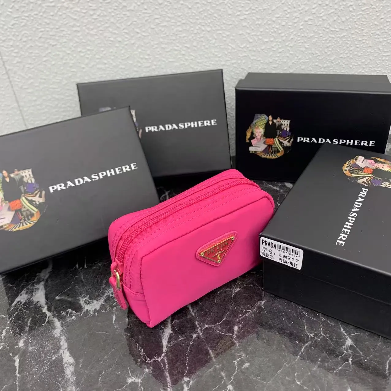 💰150PRADA Prada official new model is shipped simultaneously, enamel-coated triangular metal logo zipper closure, nylon cosmetic bag, regular women's model ✌✌✌ Special quality from the product cabinet, physical shooting [strong]! Model: Original quality Leather: Original Color: black gold buckle, black silver buckle, red, plum red, pink, sky blue, apricot, green, lavender purple, size 12㎝*3.5㎝*8㎝, model LM217