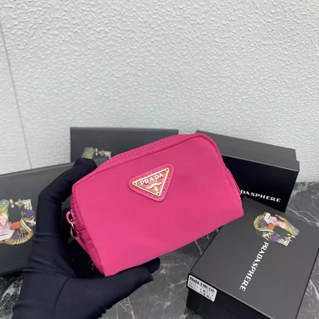 💰150PRADA Prada official new model is shipped simultaneously, enamel-coated triangular metal logo zipper closure, nylon cosmetic bag, regular women's model ✌✌✌ Special quality from the product cabinet, physical shooting [strong]! Model: Original quality Leather: Original Color: black gold buckle, black silver buckle, red, plum red, pink, sky blue, apricot, green, lavender purple, size 12㎝*3.5㎝*8㎝, model LM217