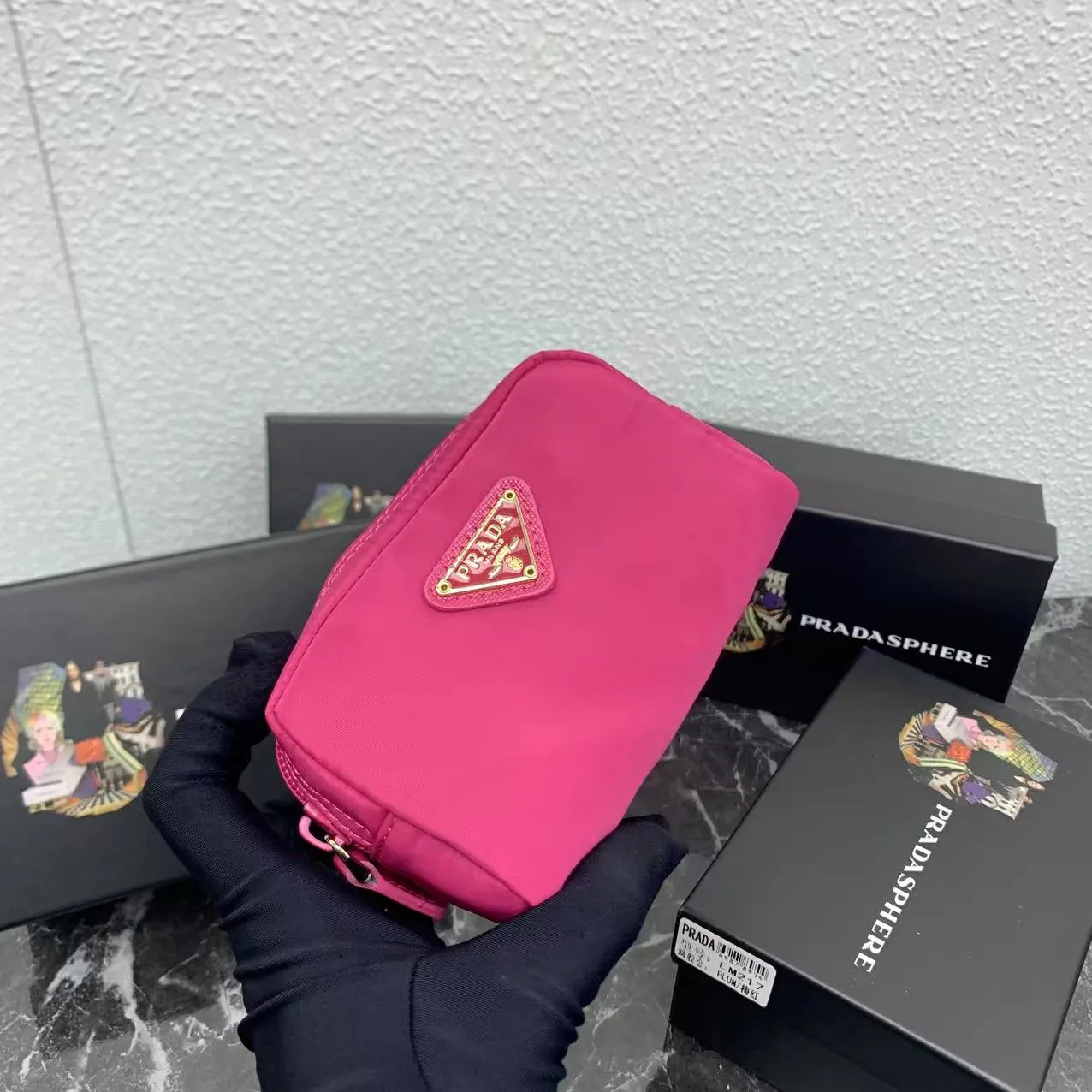 💰150PRADA Prada official new model is shipped simultaneously, enamel-coated triangular metal logo zipper closure, nylon cosmetic bag, regular women's model ✌✌✌ Special quality from the product cabinet, physical shooting [strong]! Model: Original quality Leather: Original Color: black gold buckle, black silver buckle, red, plum red, pink, sky blue, apricot, green, lavender purple, size 12㎝*3.5㎝*8㎝, model LM217