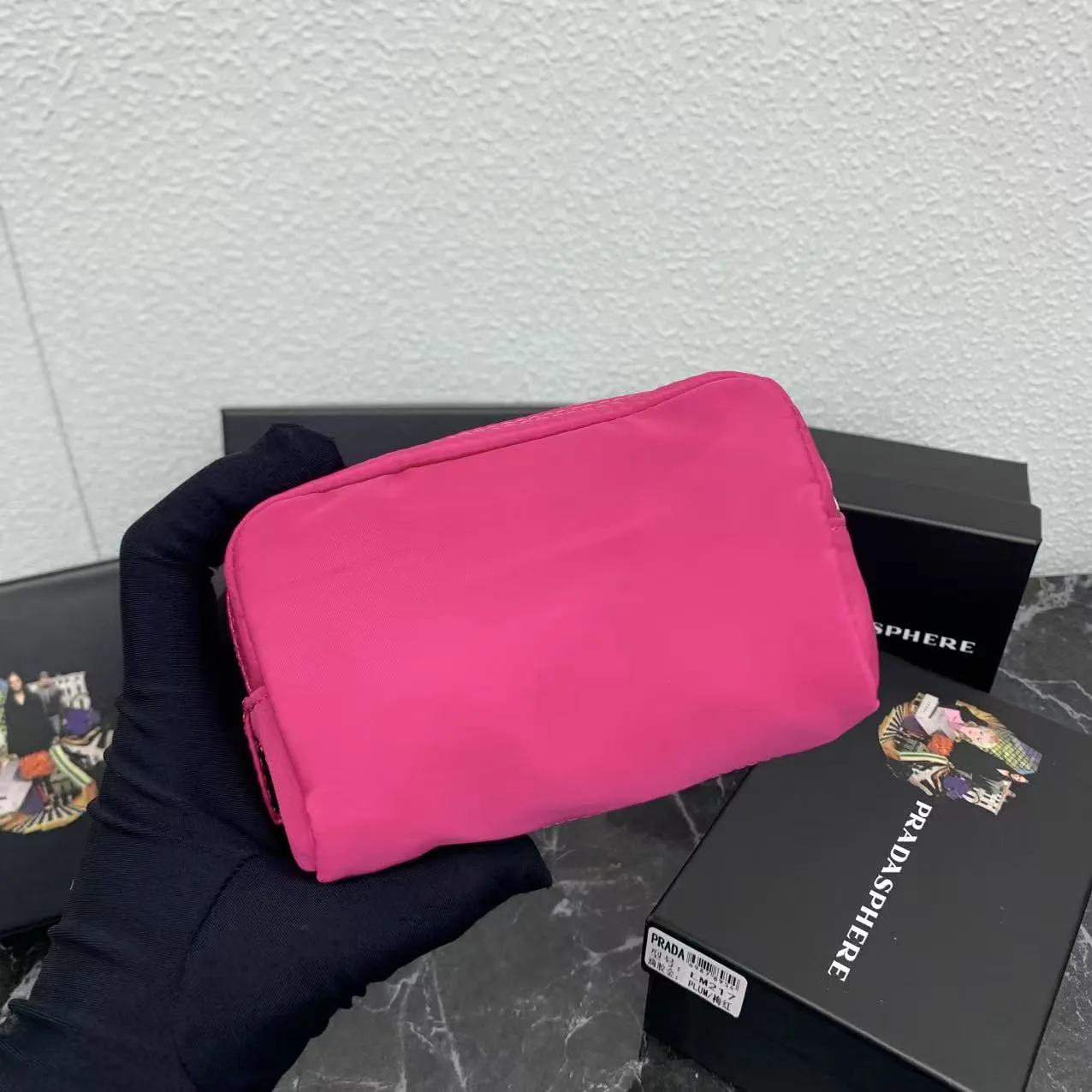 💰150PRADA Prada official new model is shipped simultaneously, enamel-coated triangular metal logo zipper closure, nylon cosmetic bag, regular women's model ✌✌✌ Special quality from the product cabinet, physical shooting [strong]! Model: Original quality Leather: Original Color: black gold buckle, black silver buckle, red, plum red, pink, sky blue, apricot, green, lavender purple, size 12㎝*3.5㎝*8㎝, model LM217
