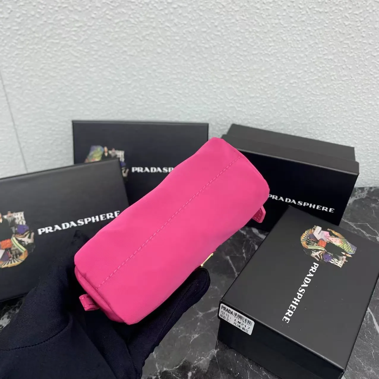 💰150PRADA Prada official new model is shipped simultaneously, enamel-coated triangular metal logo zipper closure, nylon cosmetic bag, regular women's model ✌✌✌ Special quality from the product cabinet, physical shooting [strong]! Model: Original quality Leather: Original Color: black gold buckle, black silver buckle, red, plum red, pink, sky blue, apricot, green, lavender purple, size 12㎝*3.5㎝*8㎝, model LM217