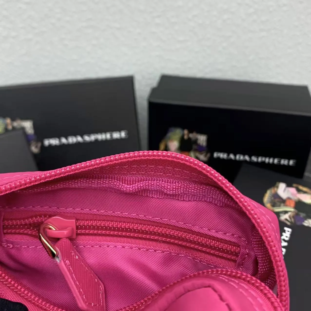 💰150PRADA Prada official new model is shipped simultaneously, enamel-coated triangular metal logo zipper closure, nylon cosmetic bag, regular women's model ✌✌✌ Special quality from the product cabinet, physical shooting [strong]! Model: Original quality Leather: Original Color: black gold buckle, black silver buckle, red, plum red, pink, sky blue, apricot, green, lavender purple, size 12㎝*3.5㎝*8㎝, model LM217