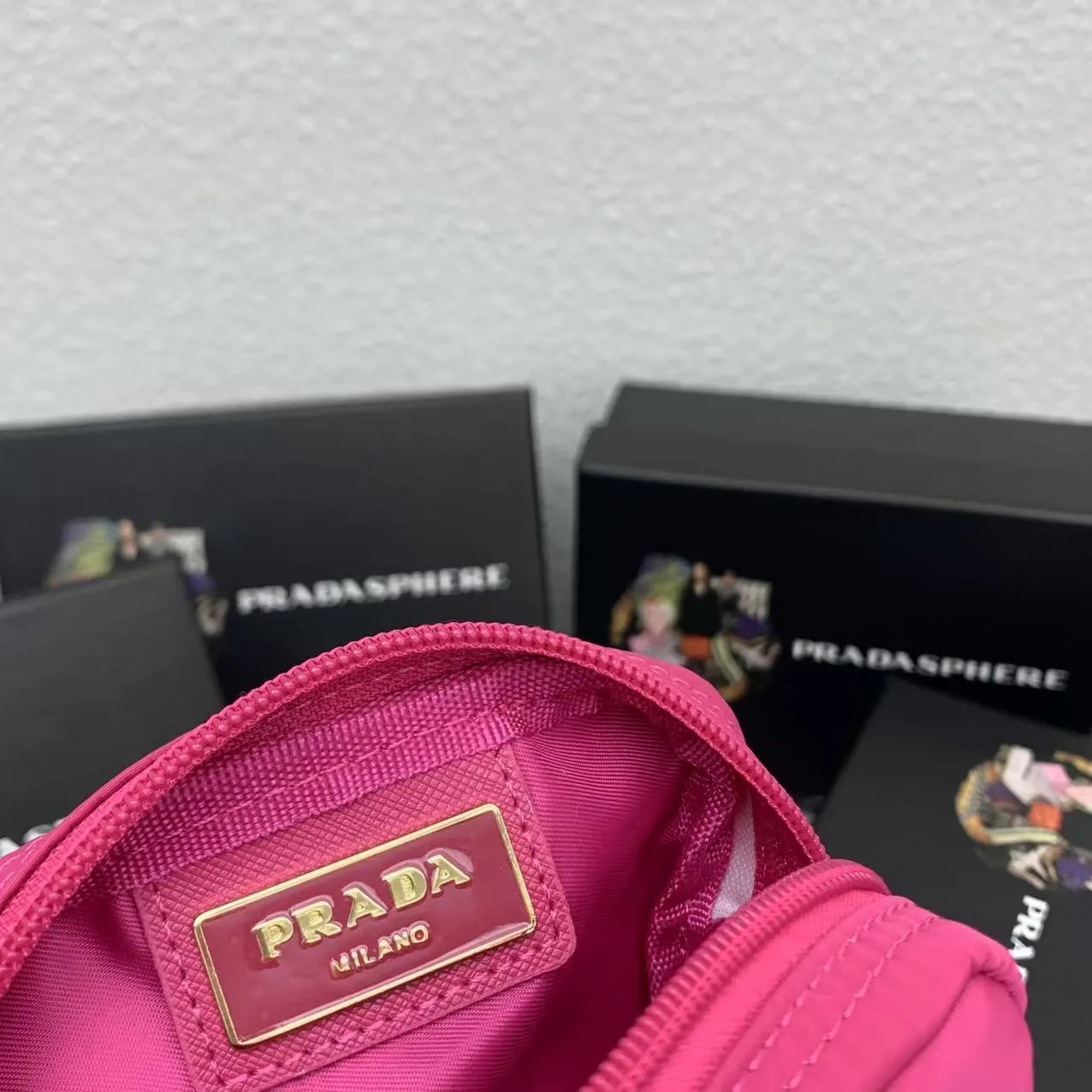 💰150PRADA Prada official new model is shipped simultaneously, enamel-coated triangular metal logo zipper closure, nylon cosmetic bag, regular women's model ✌✌✌ Special quality from the product cabinet, physical shooting [strong]! Model: Original quality Leather: Original Color: black gold buckle, black silver buckle, red, plum red, pink, sky blue, apricot, green, lavender purple, size 12㎝*3.5㎝*8㎝, model LM217