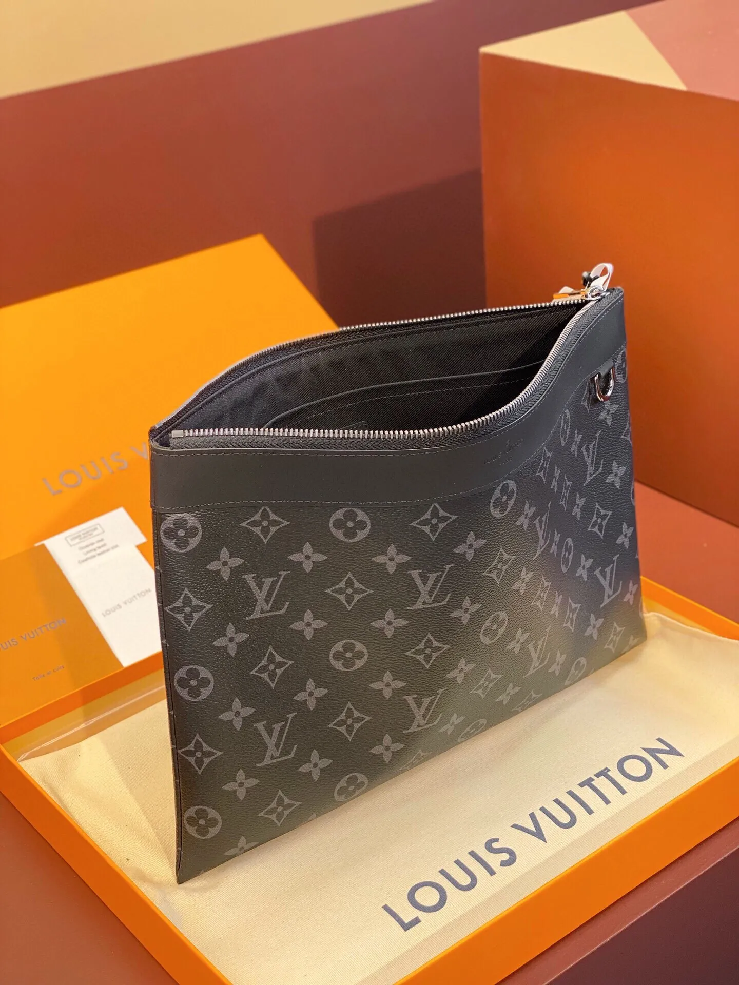 P¥360👉nfc163C01 dynamic chip version👈【Top inspection-free all-steel hardware】m62291A black flower! The pochette apollo handbag is a new product unveiled at the spring and summer fashion show. It comes from menswear artistic director kim jones and has a sporty style design full of craftsmanship. This pochette apollo handbag is made of monogram pacific canvas with taiga leather and colorful metal decoration. 34.0 x 25.0 x 2.0 cm (length x height x width) -monogram pacific coated canvas - nylon lining - blue, pink, green, gold and silver metal hardware - 1 internal patch pocket - 1 d-ring. With gift box