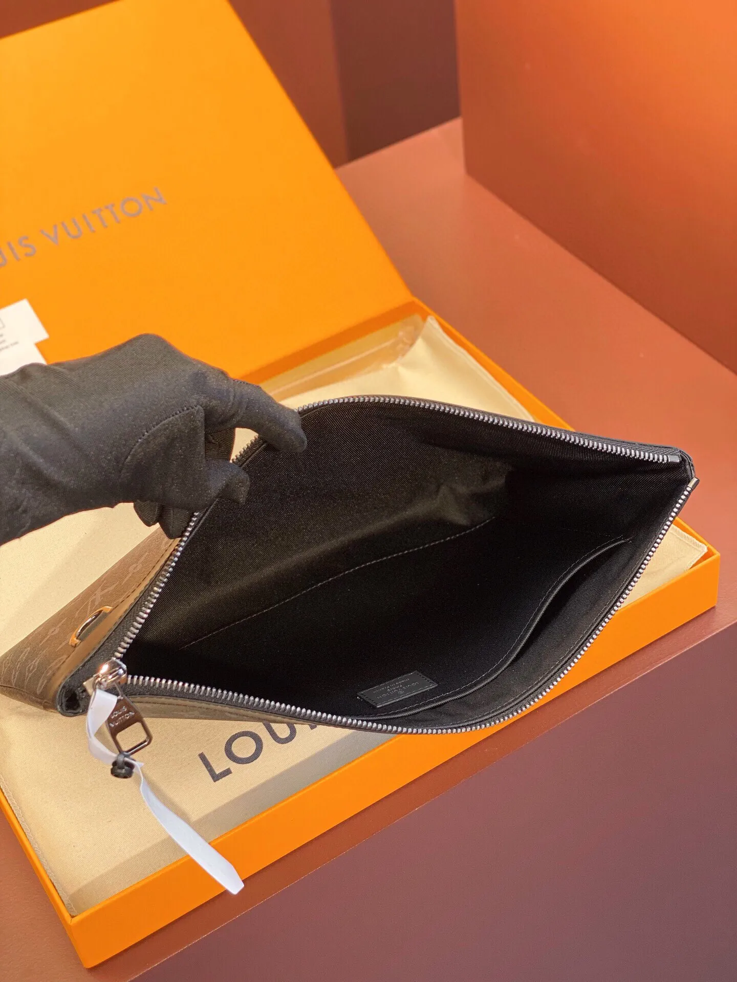 P¥360👉nfc163C01 dynamic chip version👈【Top inspection-free all-steel hardware】m62291A black flower! The pochette apollo handbag is a new product unveiled at the spring and summer fashion show. It comes from menswear artistic director kim jones and has a sporty style design full of craftsmanship. This pochette apollo handbag is made of monogram pacific canvas with taiga leather and colorful metal decoration. 34.0 x 25.0 x 2.0 cm (length x height x width) -monogram pacific coated canvas - nylon lining - blue, pink, green, gold and silver metal hardware - 1 internal patch pocket - 1 d-ring. With gift box