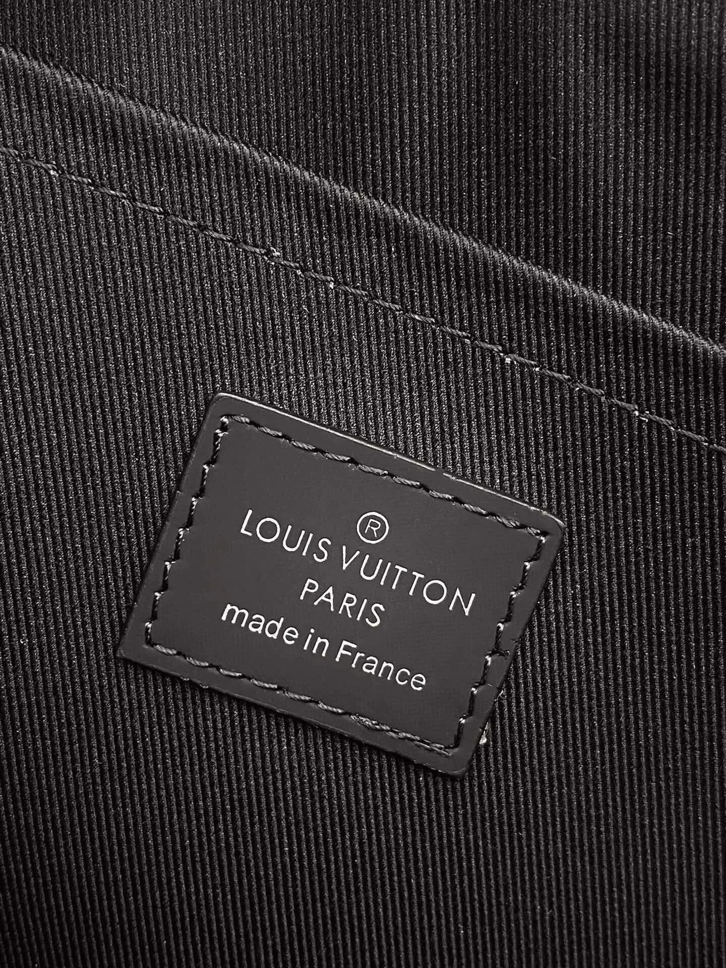 P¥360👉nfc163C01 dynamic chip version👈【Top inspection-free all-steel hardware】m62291A black flower! The pochette apollo handbag is a new product unveiled at the spring and summer fashion show. It comes from menswear artistic director kim jones and has a sporty style design full of craftsmanship. This pochette apollo handbag is made of monogram pacific canvas with taiga leather and colorful metal decoration. 34.0 x 25.0 x 2.0 cm (length x height x width) -monogram pacific coated canvas - nylon lining - blue, pink, green, gold and silver metal hardware - 1 internal patch pocket - 1 d-ring. With gift box