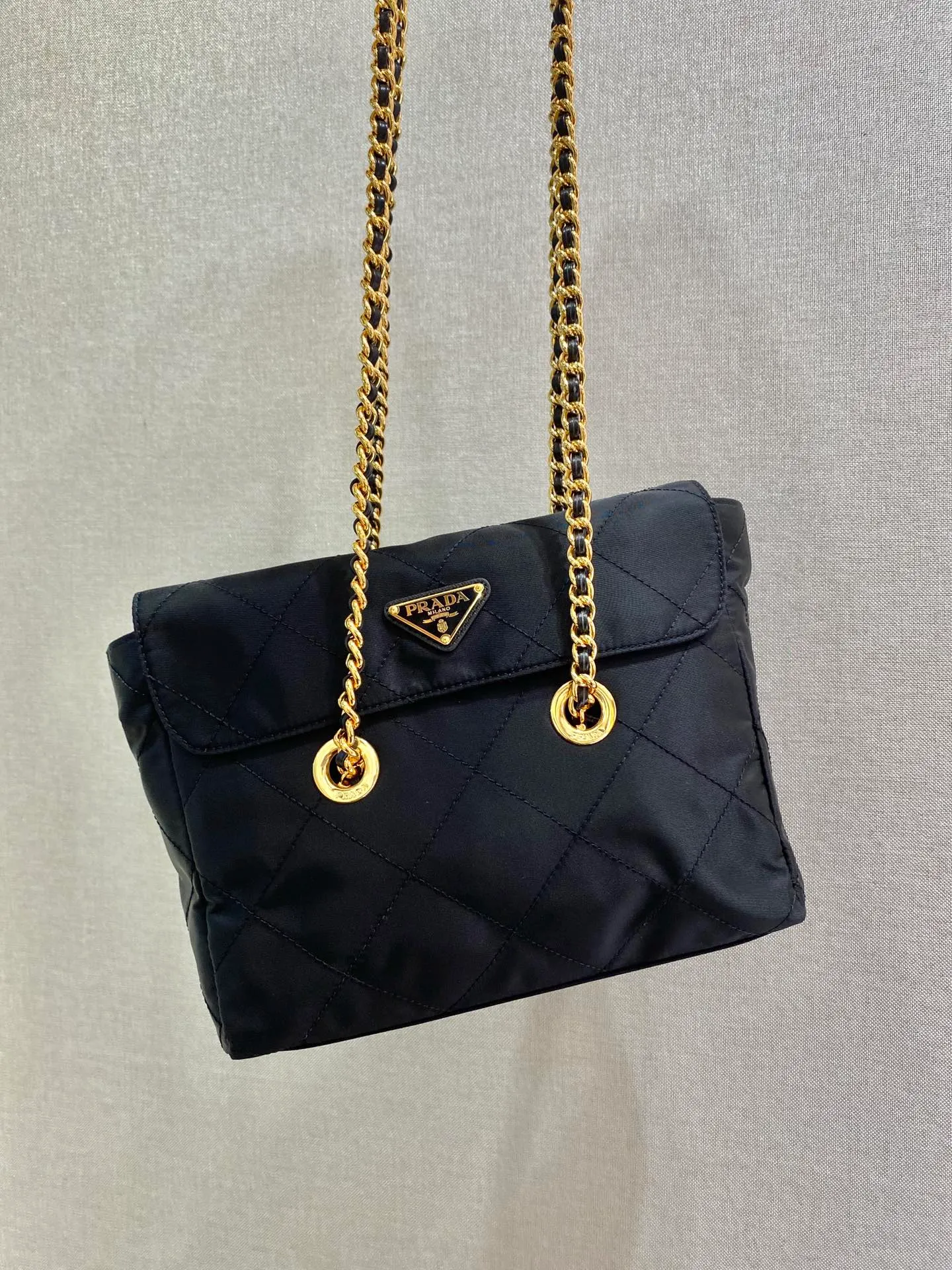 💰1120🎉中古翻盖款🎉1BD620🎉🎉中号25cm👏 这款Vintage中古链条菱格流浪包设计太棒了👏👏 Purely handmade nylon rhombus design, can be worn on one shoulder, across the body, or carried on the street. The imported black gold chain is really the eternal theme of vintage😘😘It is simple and elegant, and the capacity is very large👍The upper body is particularly trendy, versatile and fashionable. No matter casual or formal, they all have a stable temperament.赶紧入手吧🙊太爱这款中古流浪包😘😘 长25x高21x底5cm