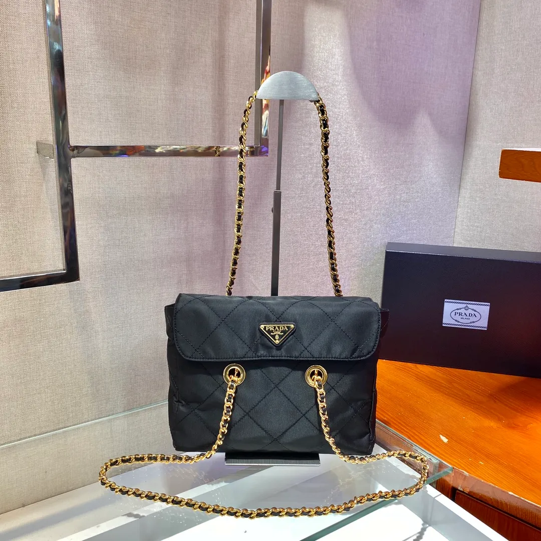 💰1120🎉中古翻盖款🎉1BD620🎉🎉中号25cm👏 这款Vintage中古链条菱格流浪包设计太棒了👏👏 Purely handmade nylon rhombus design, can be worn on one shoulder, across the body, or carried on the street. The imported black gold chain is really the eternal theme of vintage😘😘It is simple and elegant, and the capacity is very large👍The upper body is particularly trendy, versatile and fashionable. No matter casual or formal, they all have a stable temperament.赶紧入手吧🙊太爱这款中古流浪包😘😘 长25x高21x底5cm