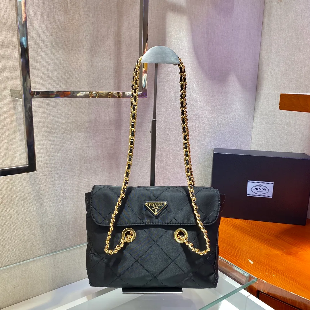 💰1120🎉中古翻盖款🎉1BD620🎉🎉中号25cm👏 这款Vintage中古链条菱格流浪包设计太棒了👏👏 Purely handmade nylon rhombus design, can be worn on one shoulder, across the body, or carried on the street. The imported black gold chain is really the eternal theme of vintage😘😘It is simple and elegant, and the capacity is very large👍The upper body is particularly trendy, versatile and fashionable. No matter casual or formal, they all have a stable temperament.赶紧入手吧🙊太爱这款中古流浪包😘😘 长25x高21x底5cm