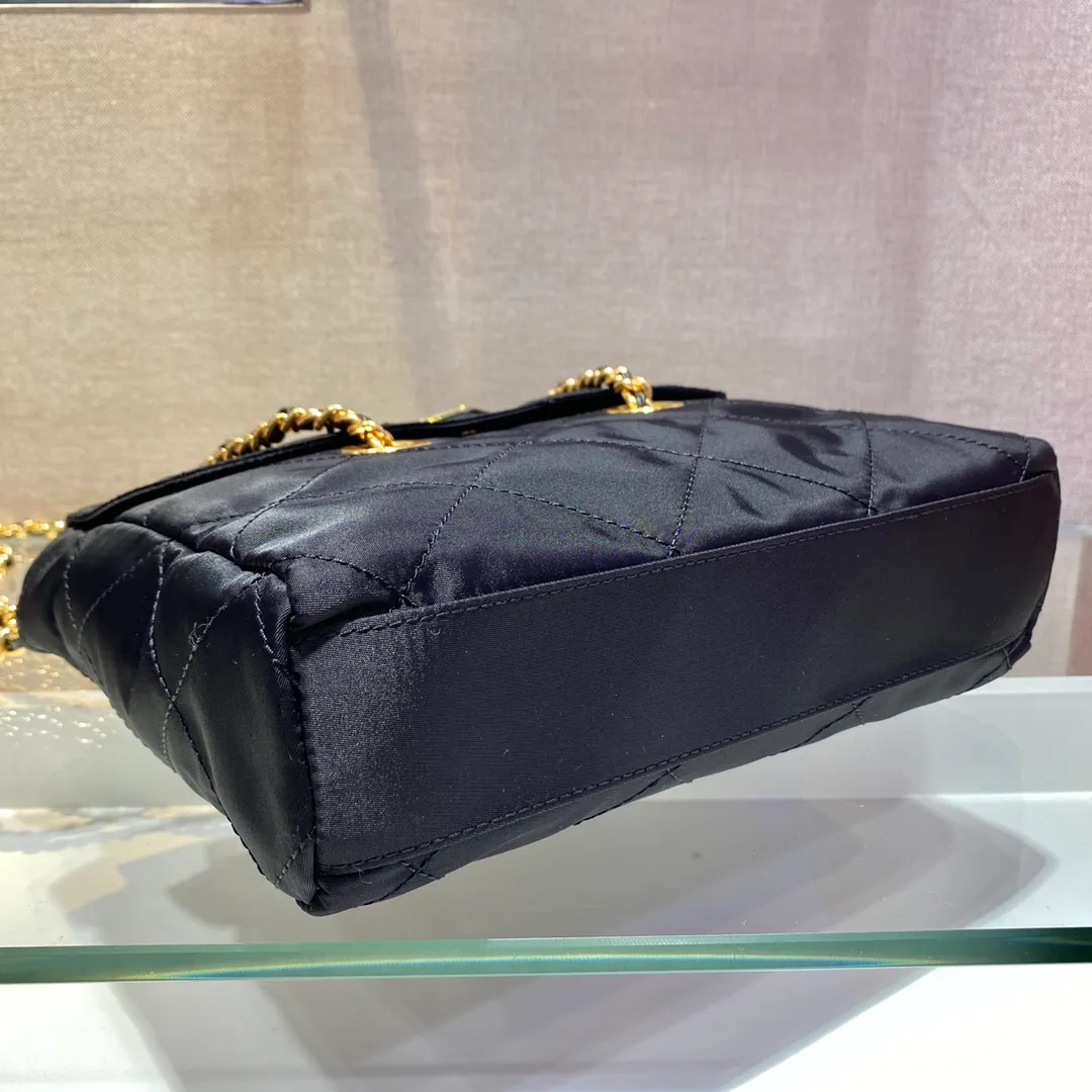 💰1120🎉中古翻盖款🎉1BD620🎉🎉中号25cm👏 这款Vintage中古链条菱格流浪包设计太棒了👏👏 Purely handmade nylon rhombus design, can be worn on one shoulder, across the body, or carried on the street. The imported black gold chain is really the eternal theme of vintage😘😘It is simple and elegant, and the capacity is very large👍The upper body is particularly trendy, versatile and fashionable. No matter casual or formal, they all have a stable temperament.赶紧入手吧🙊太爱这款中古流浪包😘😘 长25x高21x底5cm
