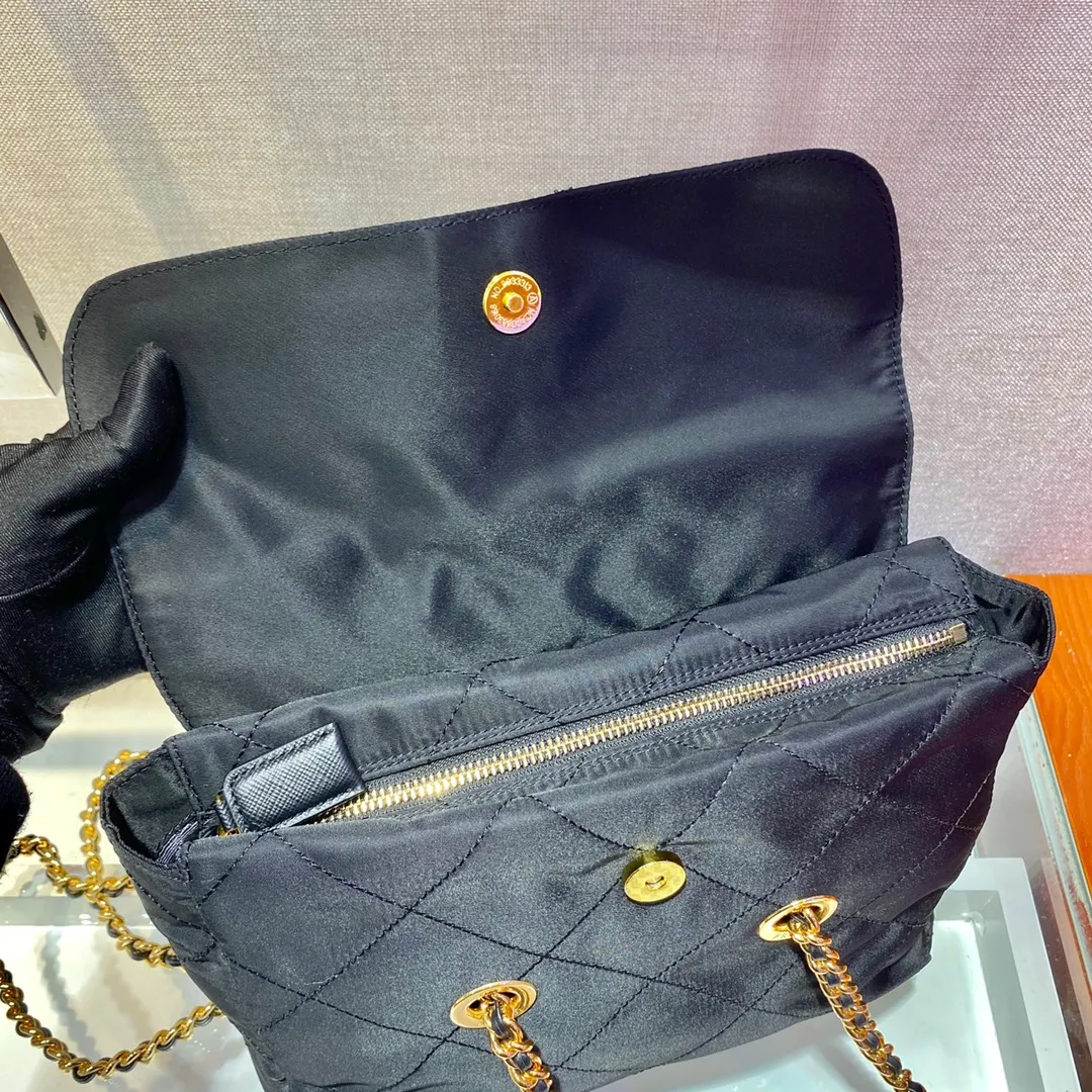 💰1120🎉中古翻盖款🎉1BD620🎉🎉中号25cm👏 这款Vintage中古链条菱格流浪包设计太棒了👏👏 Purely handmade nylon rhombus design, can be worn on one shoulder, across the body, or carried on the street. The imported black gold chain is really the eternal theme of vintage😘😘It is simple and elegant, and the capacity is very large👍The upper body is particularly trendy, versatile and fashionable. No matter casual or formal, they all have a stable temperament.赶紧入手吧🙊太爱这款中古流浪包😘😘 长25x高21x底5cm
