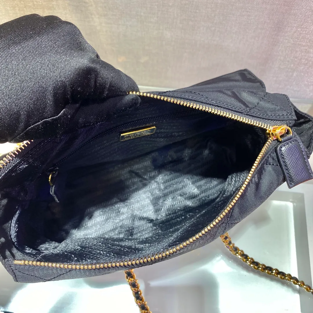 💰1120🎉中古翻盖款🎉1BD620🎉🎉中号25cm👏 这款Vintage中古链条菱格流浪包设计太棒了👏👏 Purely handmade nylon rhombus design, can be worn on one shoulder, across the body, or carried on the street. The imported black gold chain is really the eternal theme of vintage😘😘It is simple and elegant, and the capacity is very large👍The upper body is particularly trendy, versatile and fashionable. No matter casual or formal, they all have a stable temperament.赶紧入手吧🙊太爱这款中古流浪包😘😘 长25x高21x底5cm