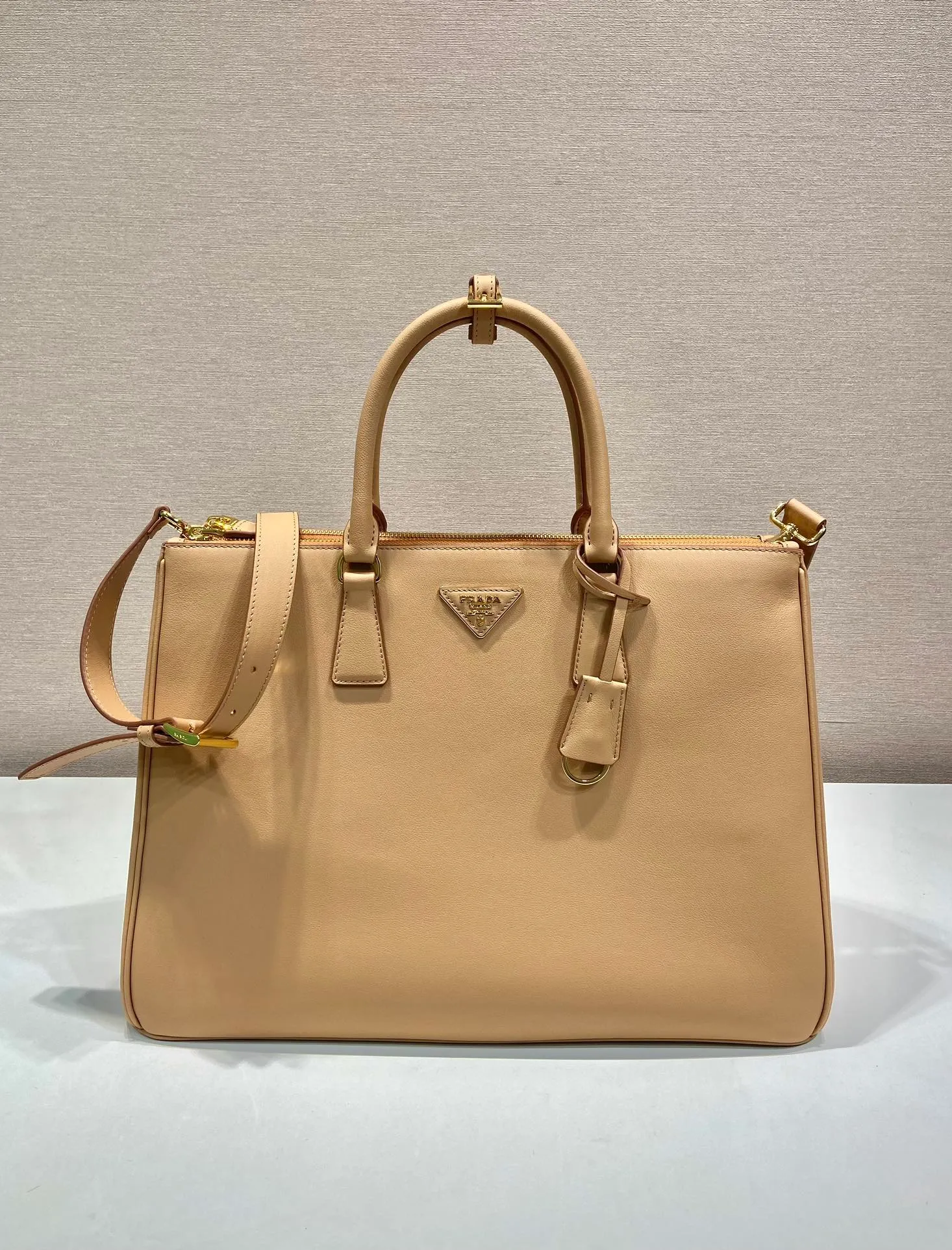 💰2200🎉New killer bag🎉1BA802 extra large plain style🎉🎉 This classic popular style is designed with new material calfskin and interior lambskin🎉🎉Featuring classic three compartments and gold metal hardware accessories, Equipped with a detachable calfskin long shoulder strap, it can be carried by hand or on the shoulder. It is practical and fashionable. Baby, hurry up and get it🎉🎉 Length 40x Height 28x Bottom 17cm🎉🎉🎉💰💰💰