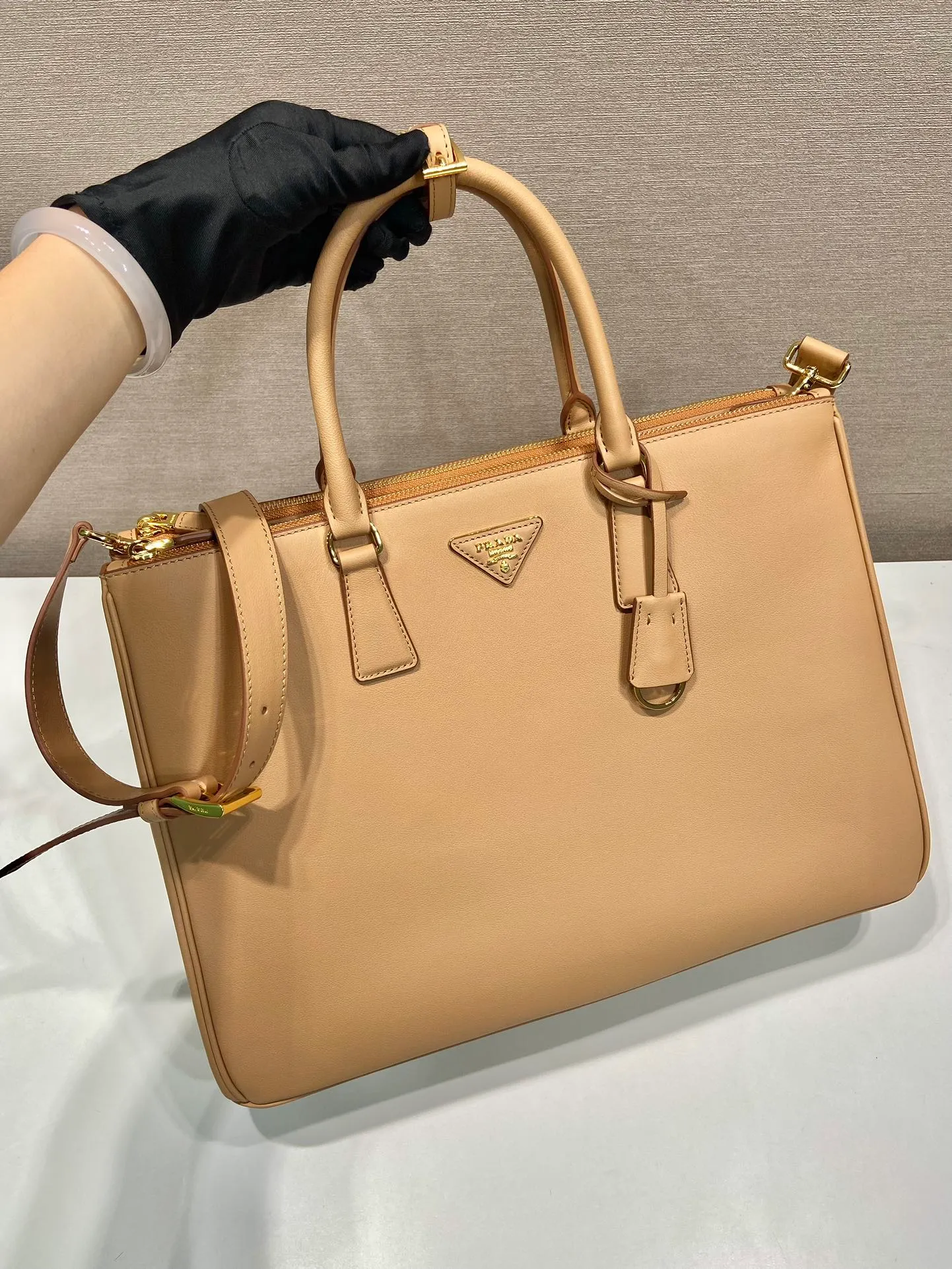 💰2200🎉New killer bag🎉1BA802 extra large plain style🎉🎉 This classic popular style is designed with new material calfskin and interior lambskin🎉🎉Featuring classic three compartments and gold metal hardware accessories, Equipped with a detachable calfskin long shoulder strap, it can be carried by hand or on the shoulder. It is practical and fashionable. Baby, hurry up and get it🎉🎉 Length 40x Height 28x Bottom 17cm🎉🎉🎉💰💰💰