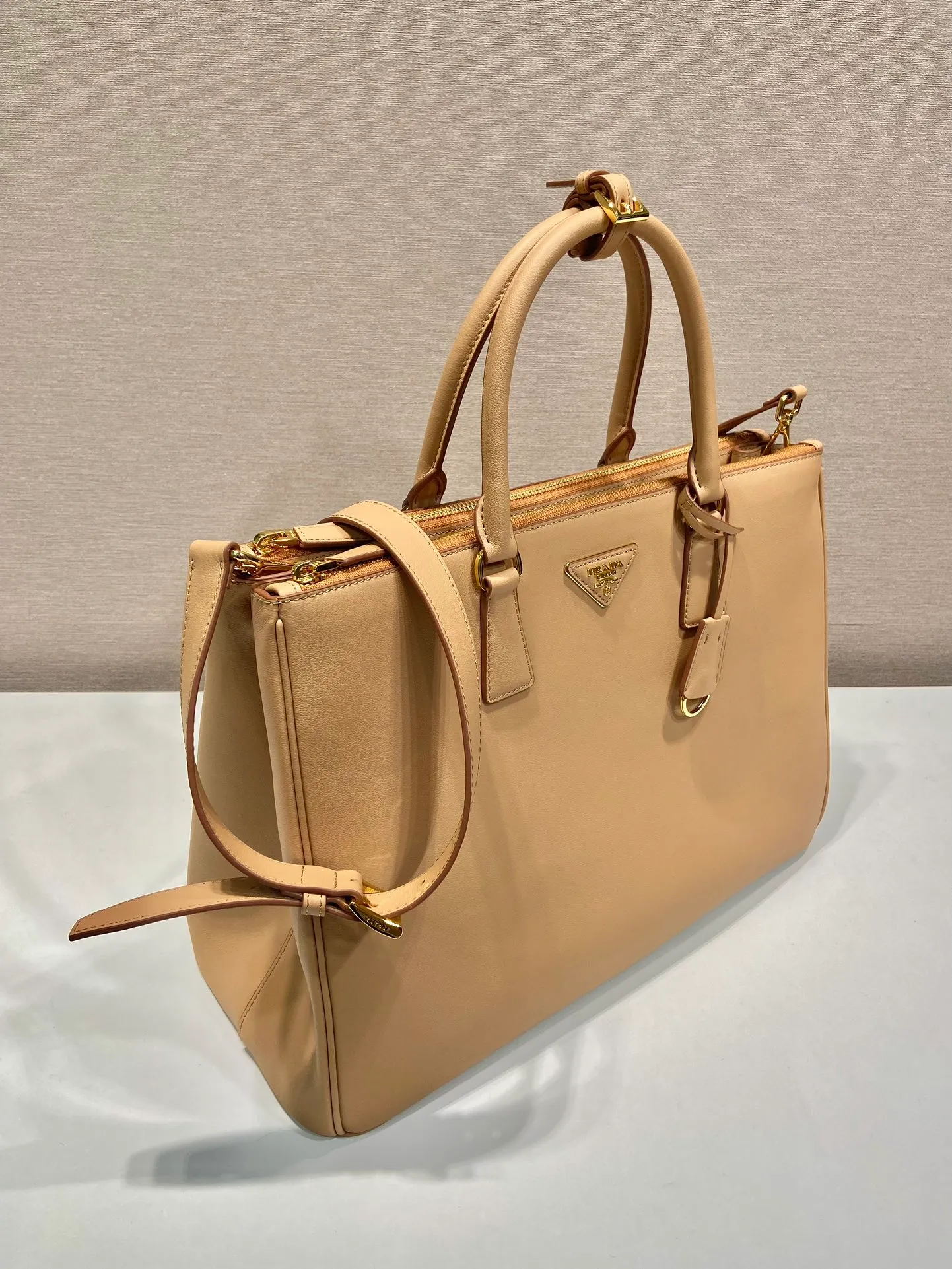 💰2200🎉New killer bag🎉1BA802 extra large plain style🎉🎉 This classic popular style is designed with new material calfskin and interior lambskin🎉🎉Featuring classic three compartments and gold metal hardware accessories, Equipped with a detachable calfskin long shoulder strap, it can be carried by hand or on the shoulder. It is practical and fashionable. Baby, hurry up and get it🎉🎉 Length 40x Height 28x Bottom 17cm🎉🎉🎉💰💰💰