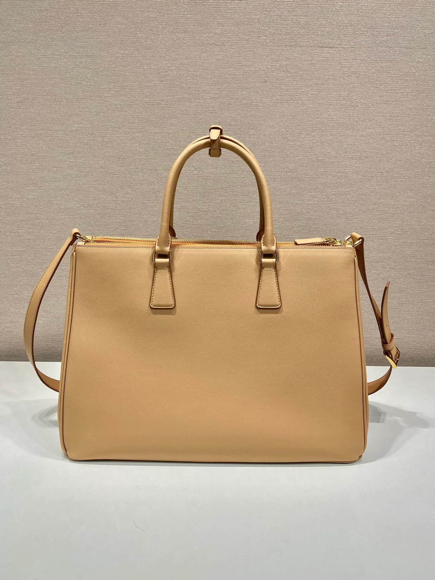 💰2200🎉New killer bag🎉1BA802 extra large plain style🎉🎉 This classic popular style is designed with new material calfskin and interior lambskin🎉🎉Featuring classic three compartments and gold metal hardware accessories, Equipped with a detachable calfskin long shoulder strap, it can be carried by hand or on the shoulder. It is practical and fashionable. Baby, hurry up and get it🎉🎉 Length 40x Height 28x Bottom 17cm🎉🎉🎉💰💰💰