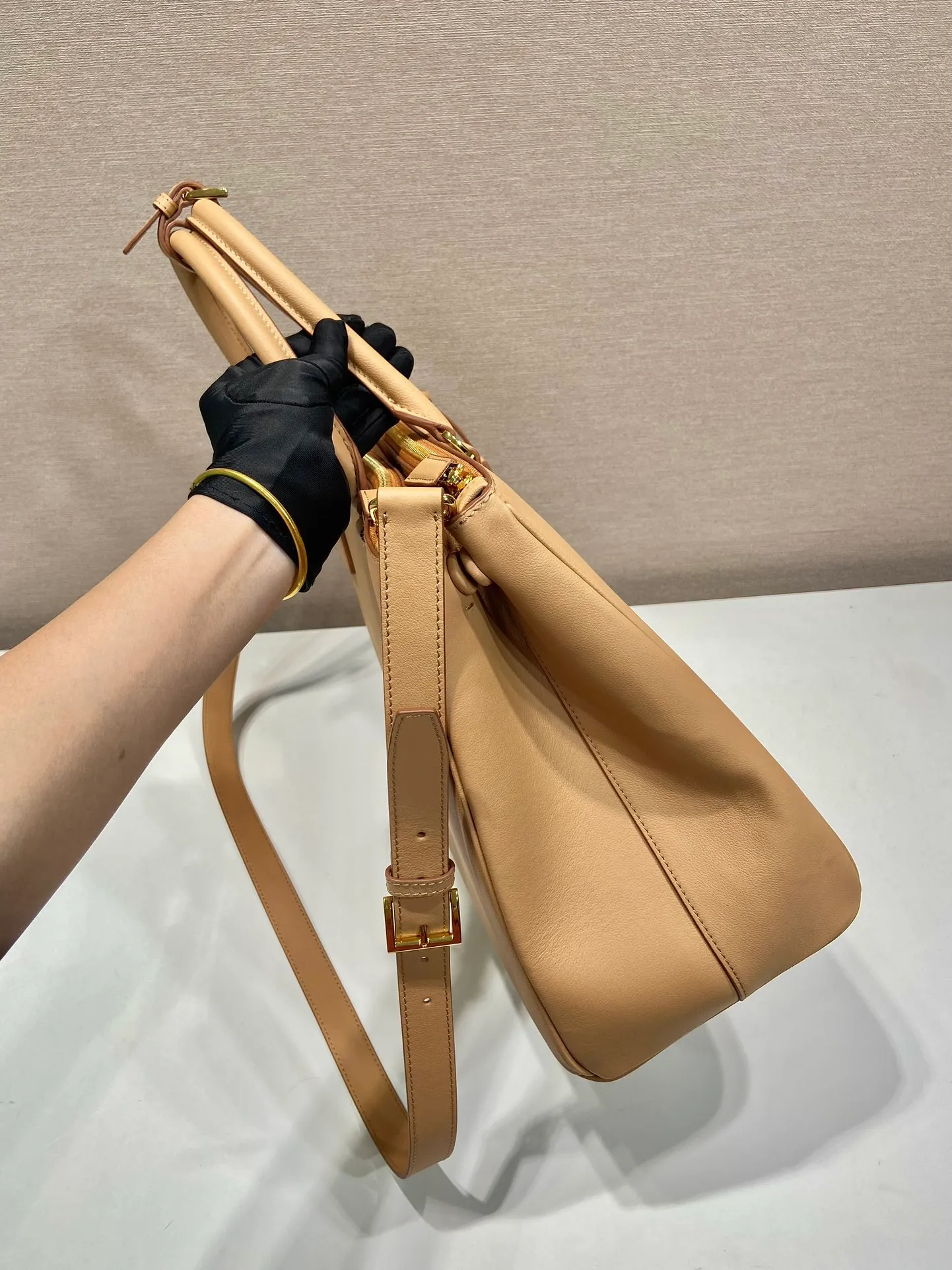 💰2200🎉New killer bag🎉1BA802 extra large plain style🎉🎉 This classic popular style is designed with new material calfskin and interior lambskin🎉🎉Featuring classic three compartments and gold metal hardware accessories, Equipped with a detachable calfskin long shoulder strap, it can be carried by hand or on the shoulder. It is practical and fashionable. Baby, hurry up and get it🎉🎉 Length 40x Height 28x Bottom 17cm🎉🎉🎉💰💰💰
