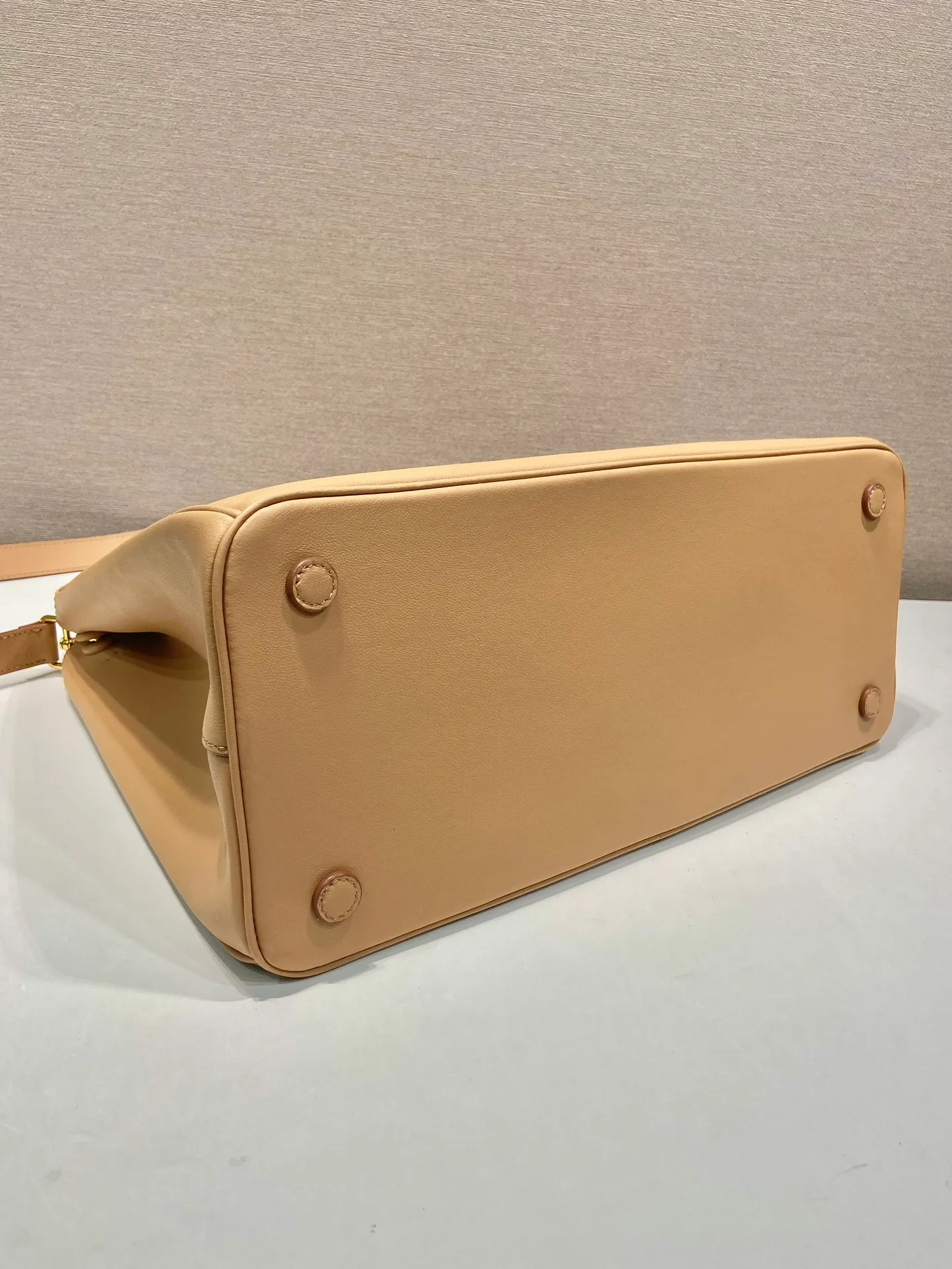 💰2200🎉New killer bag🎉1BA802 extra large plain style🎉🎉 This classic popular style is designed with new material calfskin and interior lambskin🎉🎉Featuring classic three compartments and gold metal hardware accessories, Equipped with a detachable calfskin long shoulder strap, it can be carried by hand or on the shoulder. It is practical and fashionable. Baby, hurry up and get it🎉🎉 Length 40x Height 28x Bottom 17cm🎉🎉🎉💰💰💰