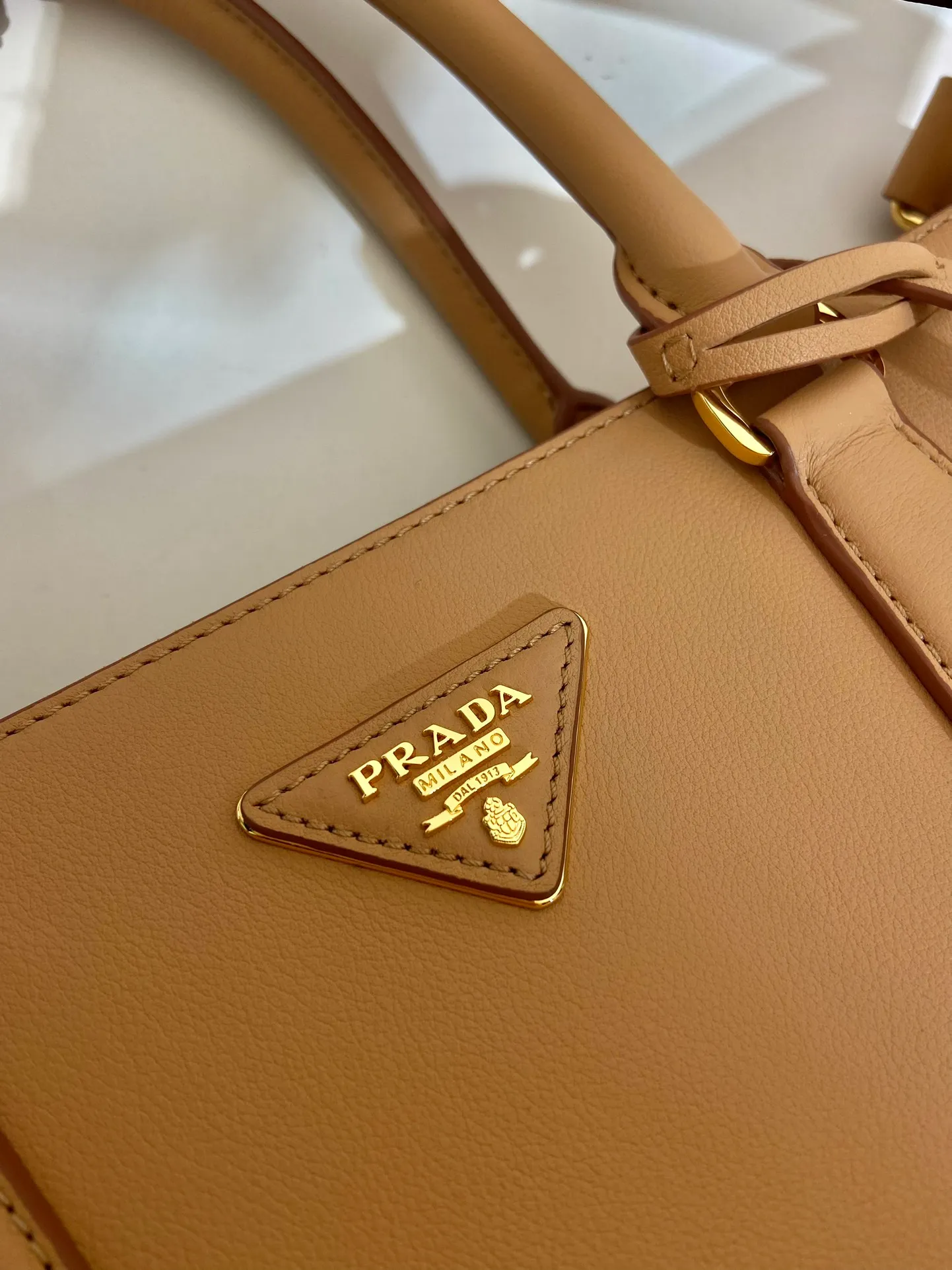 💰2200🎉New killer bag🎉1BA802 extra large plain style🎉🎉 This classic popular style is designed with new material calfskin and interior lambskin🎉🎉Featuring classic three compartments and gold metal hardware accessories, Equipped with a detachable calfskin long shoulder strap, it can be carried by hand or on the shoulder. It is practical and fashionable. Baby, hurry up and get it🎉🎉 Length 40x Height 28x Bottom 17cm🎉🎉🎉💰💰💰