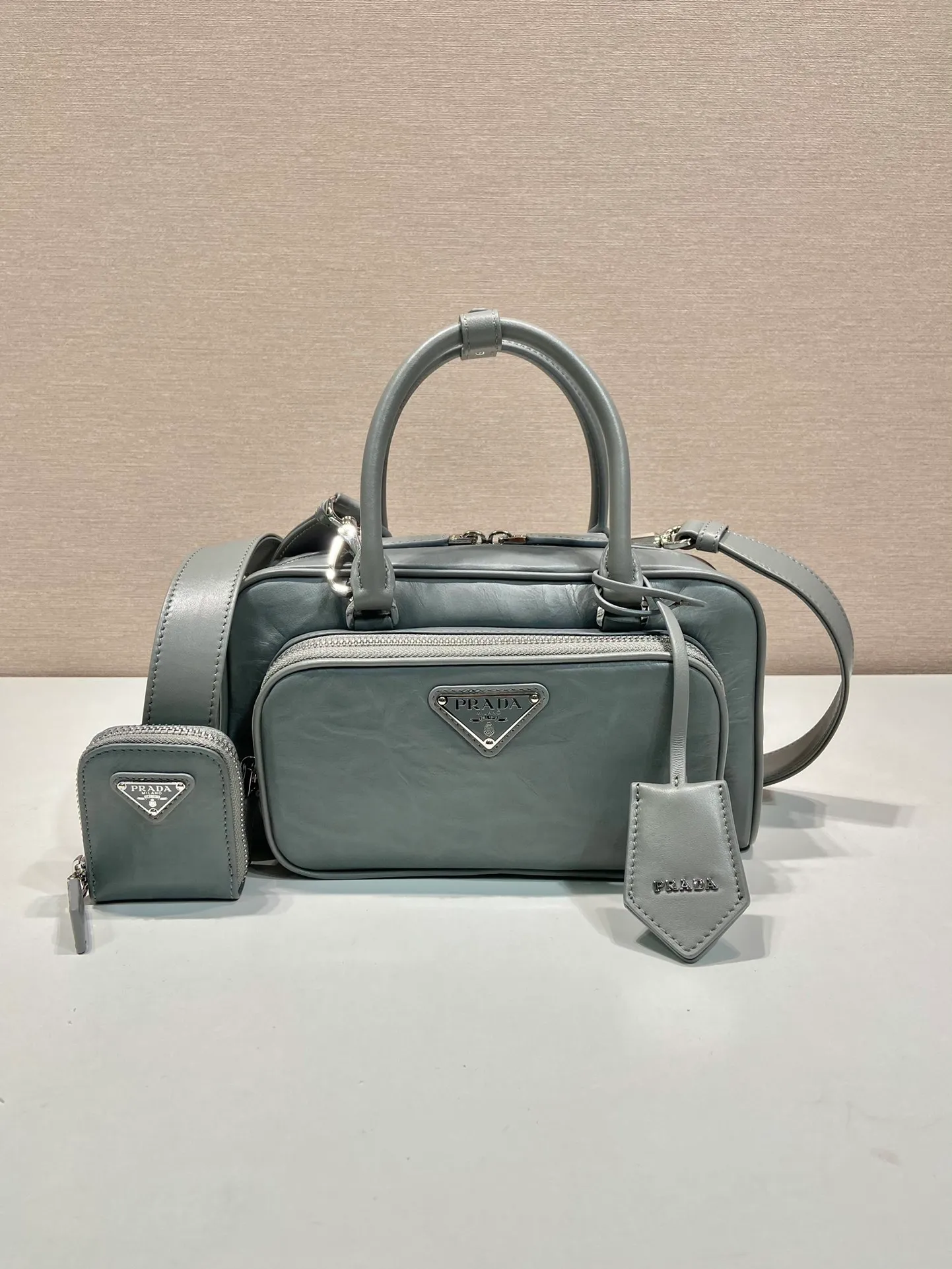 💰1800🎉New Boston🎉1BB099 catwalk style🎉🎉 This casual and classic handbag is made of soft sheepskin inside and out. The hand-made pleat effect is particularly fashionable. It is equipped with a detachable long shoulder strap and a small coin purse. The body is equipped with a front pocket design and large capacity. It was also unveiled in the 2023 spring and summer series fashion show. The upper body effect must be eye-catching. Babies, hurry up and get it🎉🎉 Length 24x height 12.5x bottom 7cm🎉