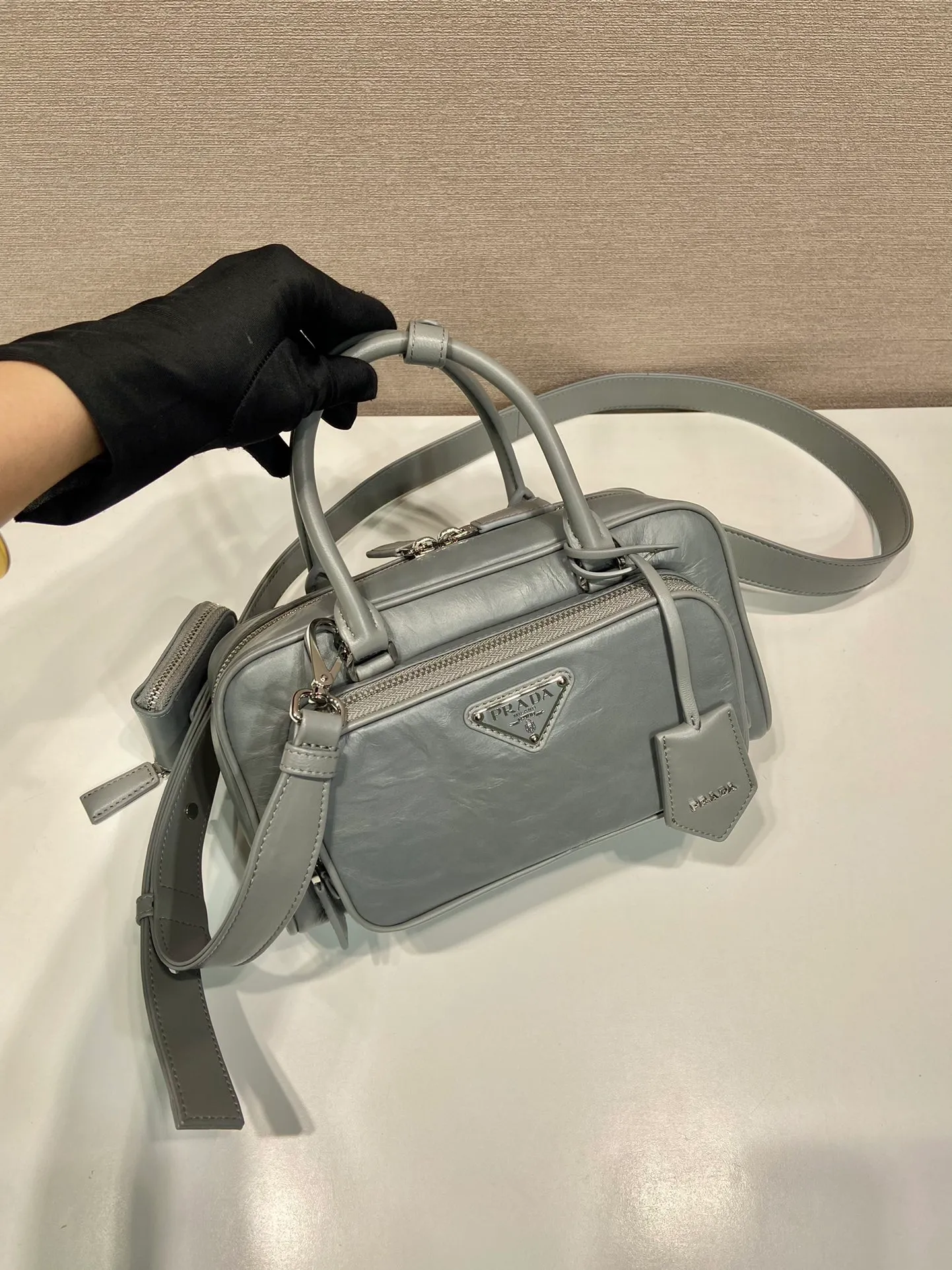 💰1800🎉New Boston🎉1BB099 catwalk style🎉🎉 This casual and classic handbag is made of soft sheepskin inside and out. The hand-made pleat effect is particularly fashionable. It is equipped with a detachable long shoulder strap and a small coin purse. The body is equipped with a front pocket design and large capacity. It was also unveiled in the 2023 spring and summer series fashion show. The upper body effect must be eye-catching. Babies, hurry up and get it🎉🎉 Length 24x height 12.5x bottom 7cm🎉
