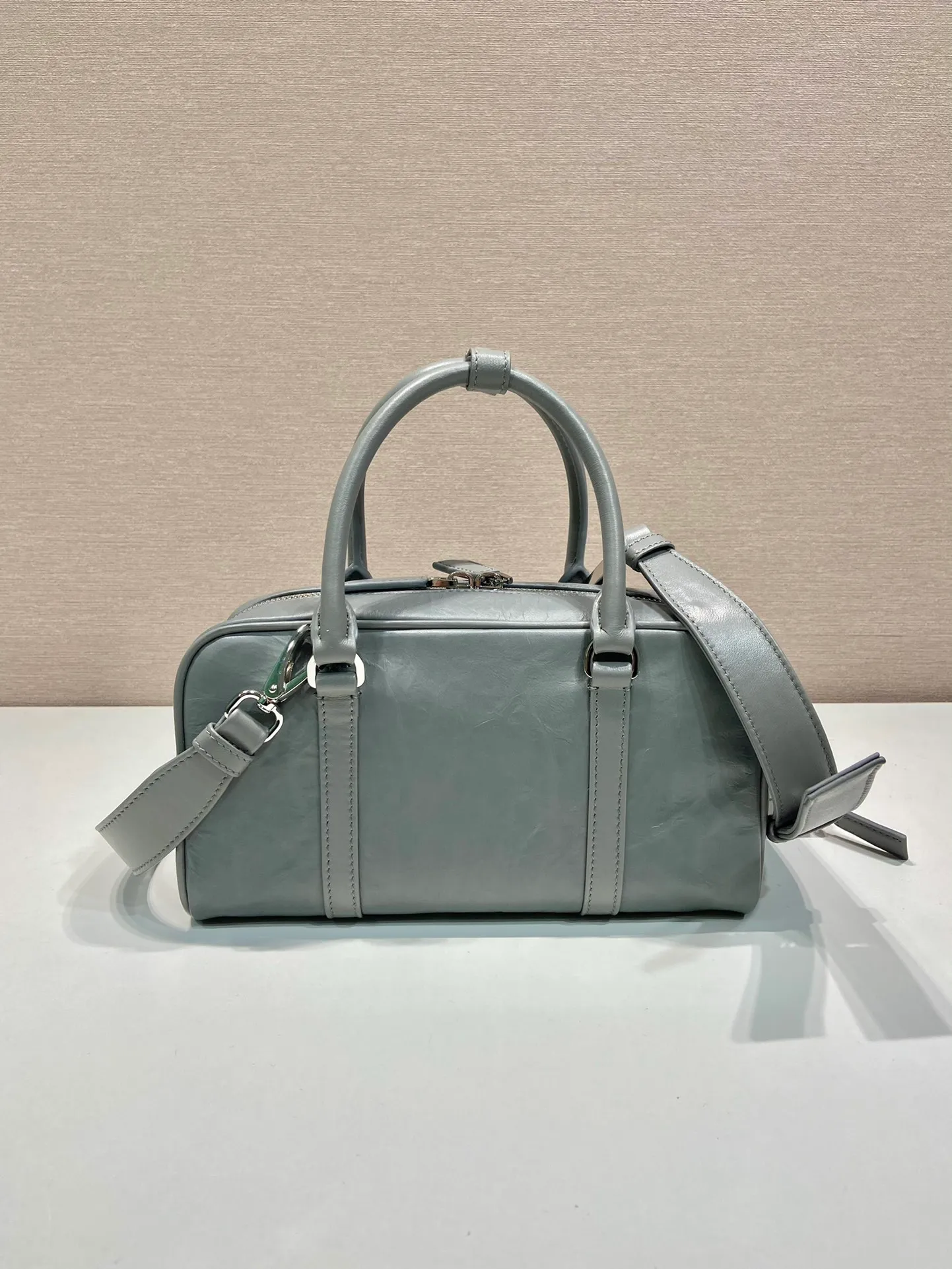 💰1800🎉New Boston🎉1BB099 catwalk style🎉🎉 This casual and classic handbag is made of soft sheepskin inside and out. The hand-made pleat effect is particularly fashionable. It is equipped with a detachable long shoulder strap and a small coin purse. The body is equipped with a front pocket design and large capacity. It was also unveiled in the 2023 spring and summer series fashion show. The upper body effect must be eye-catching. Babies, hurry up and get it🎉🎉 Length 24x height 12.5x bottom 7cm🎉