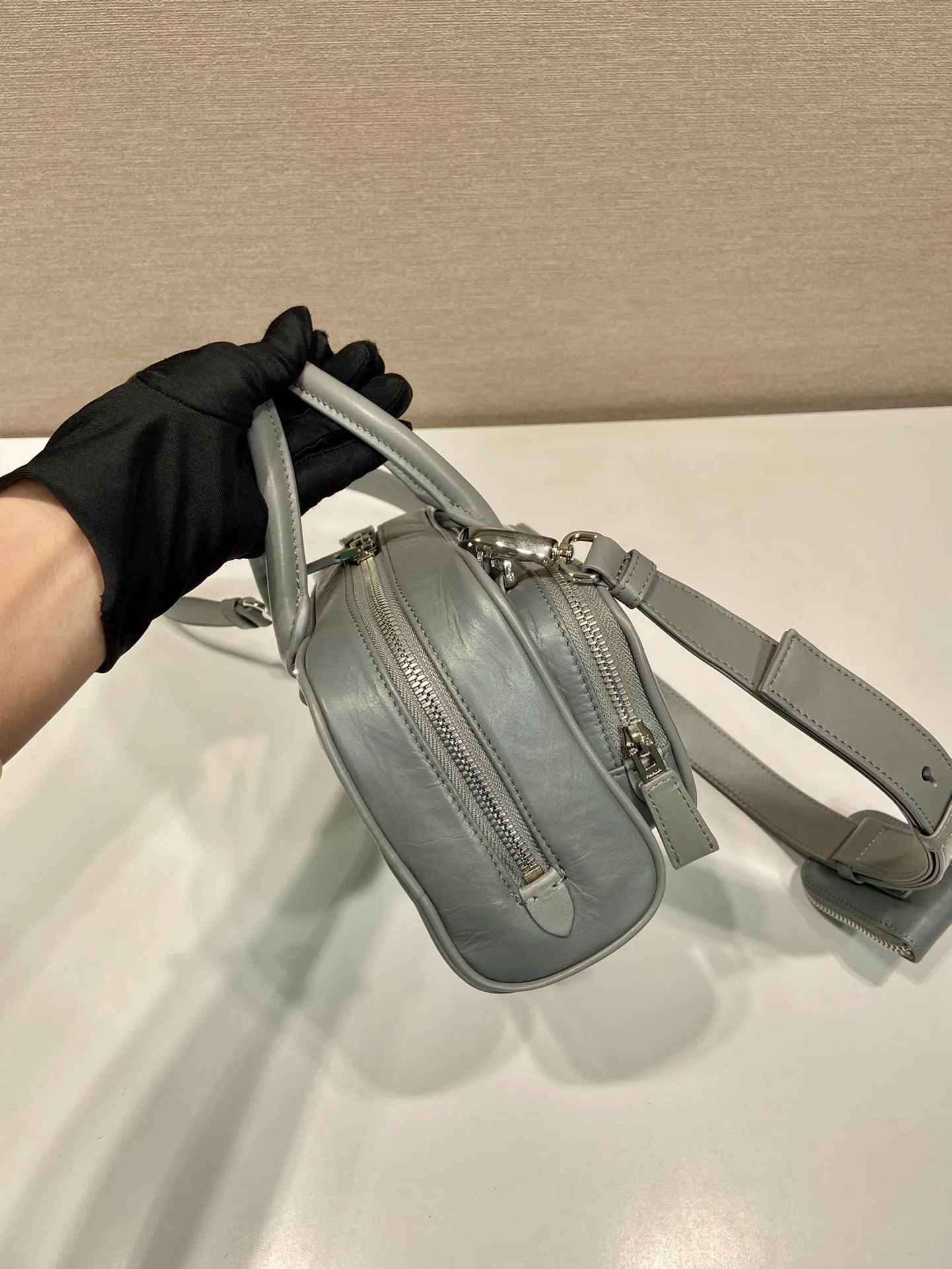 💰1800🎉New Boston🎉1BB099 catwalk style🎉🎉 This casual and classic handbag is made of soft sheepskin inside and out. The hand-made pleat effect is particularly fashionable. It is equipped with a detachable long shoulder strap and a small coin purse. The body is equipped with a front pocket design and large capacity. It was also unveiled in the 2023 spring and summer series fashion show. The upper body effect must be eye-catching. Babies, hurry up and get it🎉🎉 Length 24x height 12.5x bottom 7cm🎉