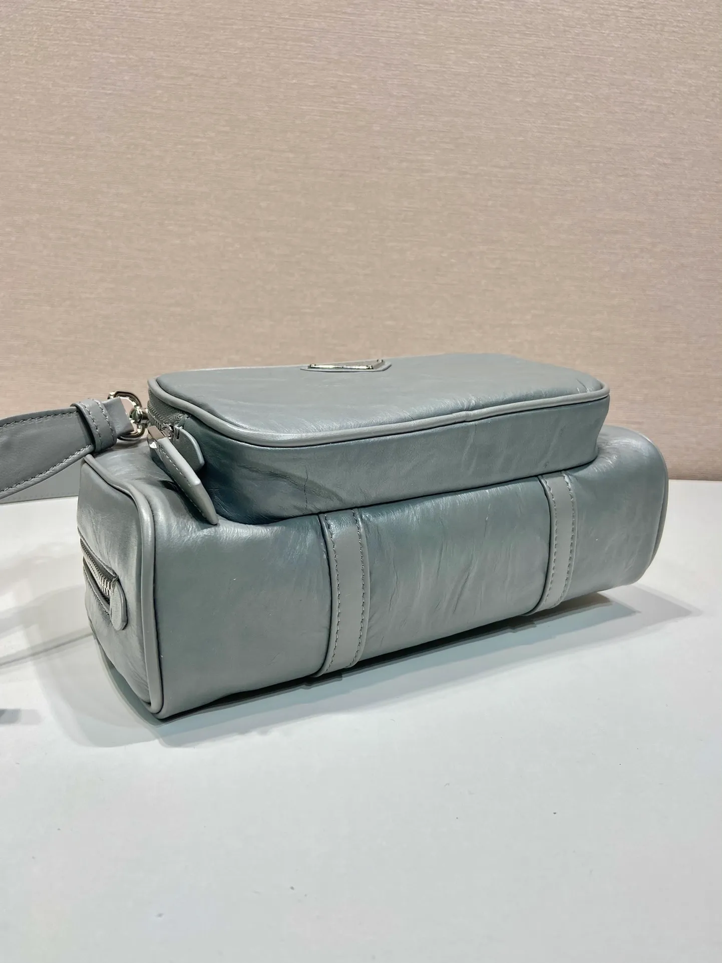 💰1800🎉New Boston🎉1BB099 catwalk style🎉🎉 This casual and classic handbag is made of soft sheepskin inside and out. The hand-made pleat effect is particularly fashionable. It is equipped with a detachable long shoulder strap and a small coin purse. The body is equipped with a front pocket design and large capacity. It was also unveiled in the 2023 spring and summer series fashion show. The upper body effect must be eye-catching. Babies, hurry up and get it🎉🎉 Length 24x height 12.5x bottom 7cm🎉