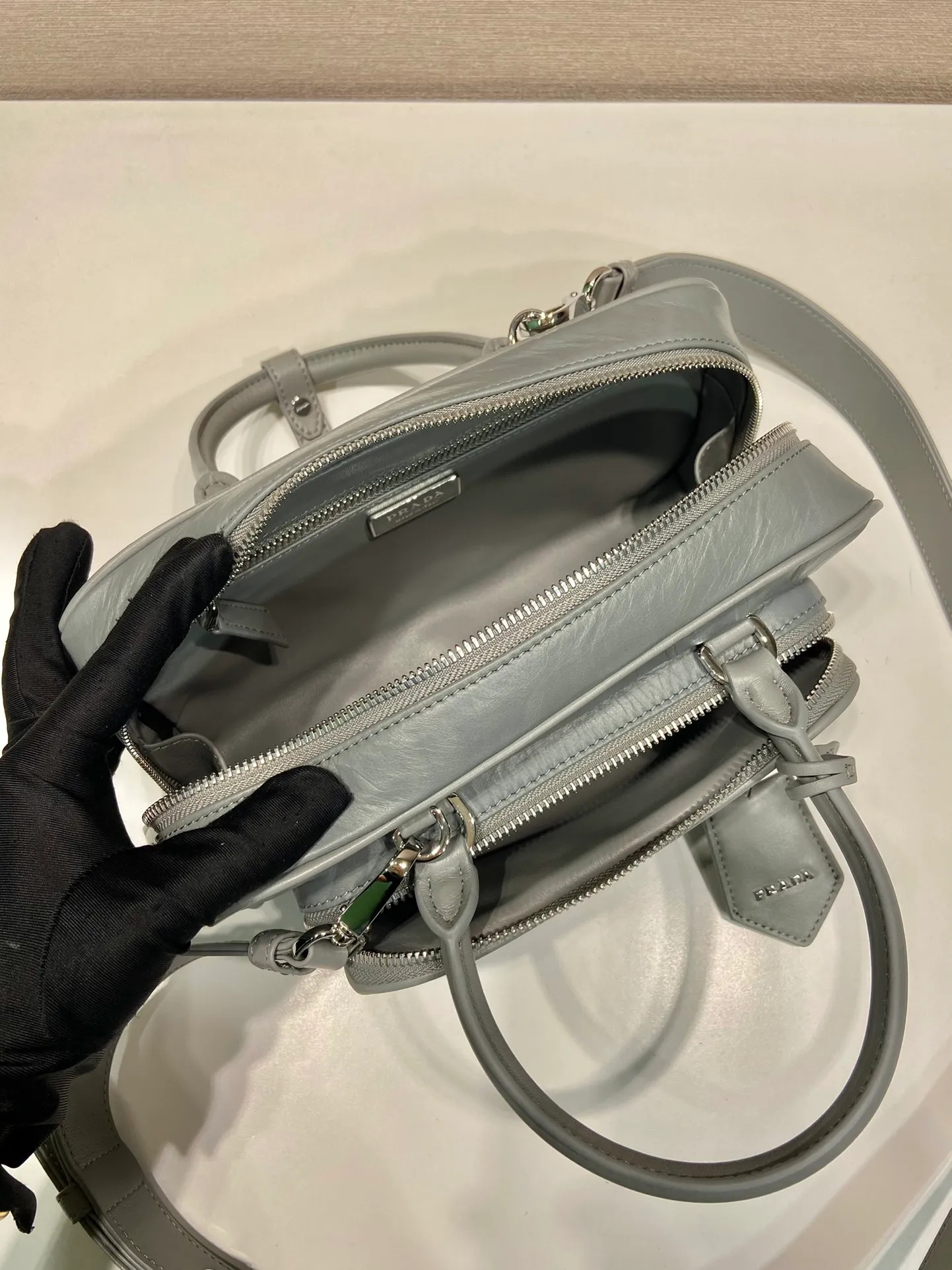 💰1800🎉New Boston🎉1BB099 catwalk style🎉🎉 This casual and classic handbag is made of soft sheepskin inside and out. The hand-made pleat effect is particularly fashionable. It is equipped with a detachable long shoulder strap and a small coin purse. The body is equipped with a front pocket design and large capacity. It was also unveiled in the 2023 spring and summer series fashion show. The upper body effect must be eye-catching. Babies, hurry up and get it🎉🎉 Length 24x height 12.5x bottom 7cm🎉