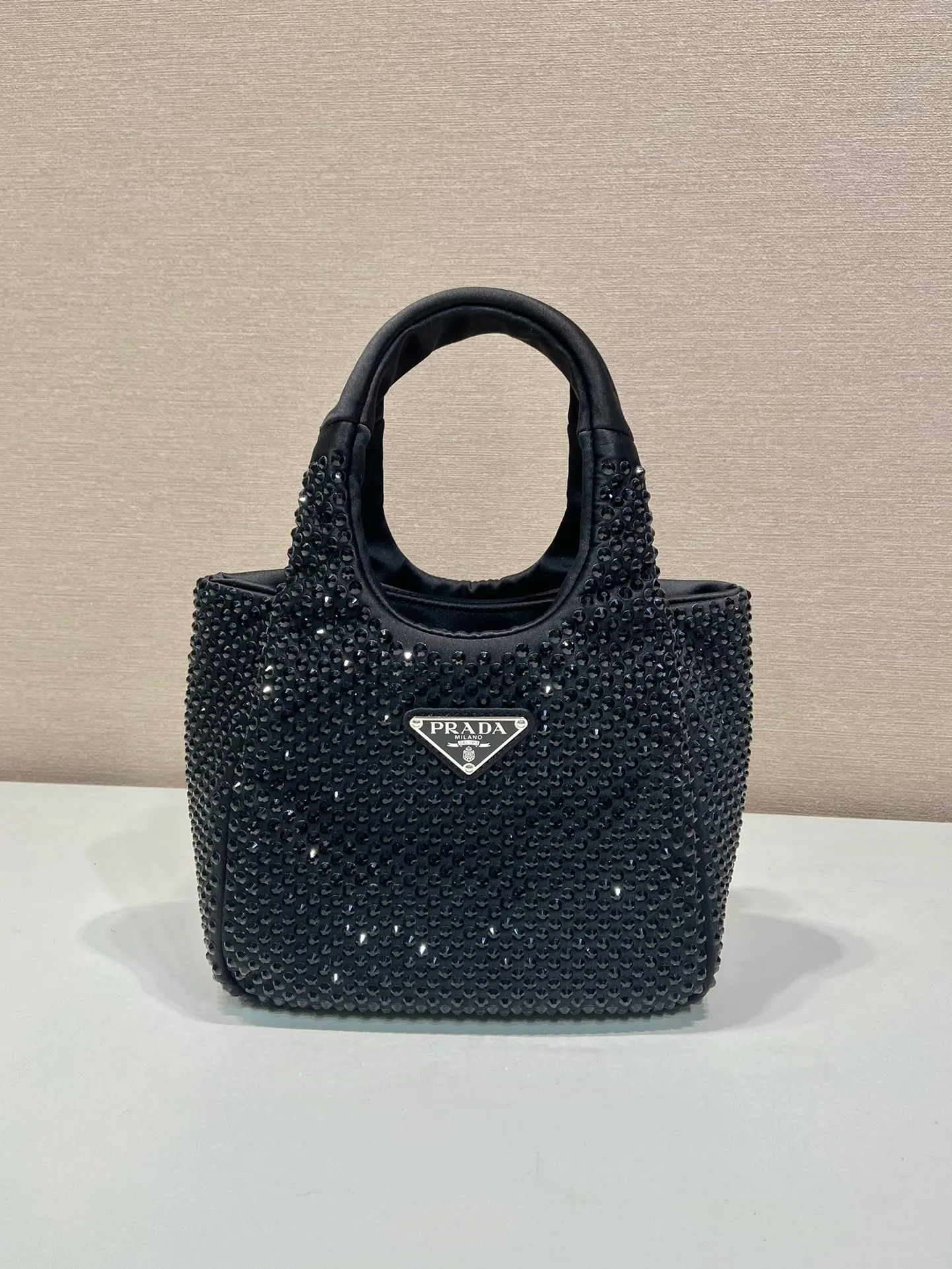 💰1320🎉Flash Diamond Vegetable Basket🎉1BA349 Flash Diamond🎉🎉 The most beautiful and sparkling rhinestone vegetable basket ؔ😘😘Imported diamond mesh. Shiny appearance. The effect of blingbling under the night light is very eye-catching. The rate of return is very high🙈🙈Everyone will praise you wherever you take it😘This kind of sparkling diamond bag is also very easy to match with clothes, so cute and cool , with many compartments, suitable for any occasion, the popular elements of the new vegetable basket have been recognized by Internet celebrities/celebrities, and it is a permanently popular vegetable basket🙊🙊worth buying👍beauties😘Length 18xH 16 bottom 10cm🎉🎉🎉👏👏👏