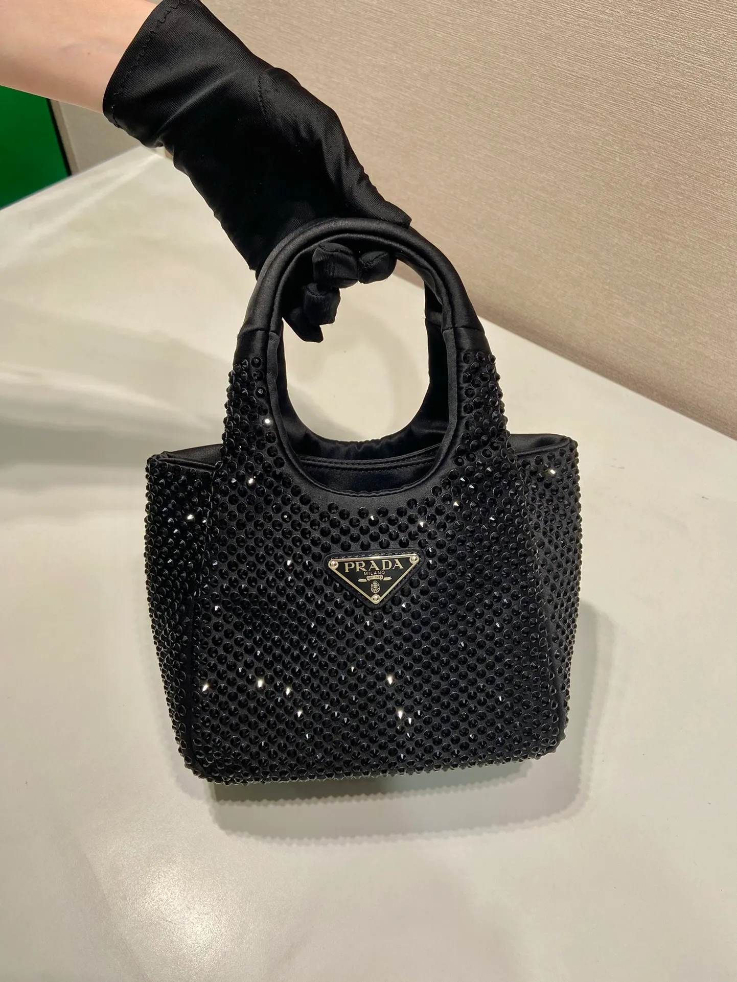 💰1320🎉Flash Diamond Vegetable Basket🎉1BA349 Flash Diamond🎉🎉 The most beautiful and sparkling rhinestone vegetable basket ؔ😘😘Imported diamond mesh. Shiny appearance. The effect of blingbling under the night light is very eye-catching. The rate of return is very high🙈🙈Everyone will praise you wherever you take it😘This kind of sparkling diamond bag is also very easy to match with clothes, so cute and cool , with many compartments, suitable for any occasion, the popular elements of the new vegetable basket have been recognized by Internet celebrities/celebrities, and it is a permanently popular vegetable basket🙊🙊worth buying👍beauties😘Length 18xH 16 bottom 10cm🎉🎉🎉👏👏👏