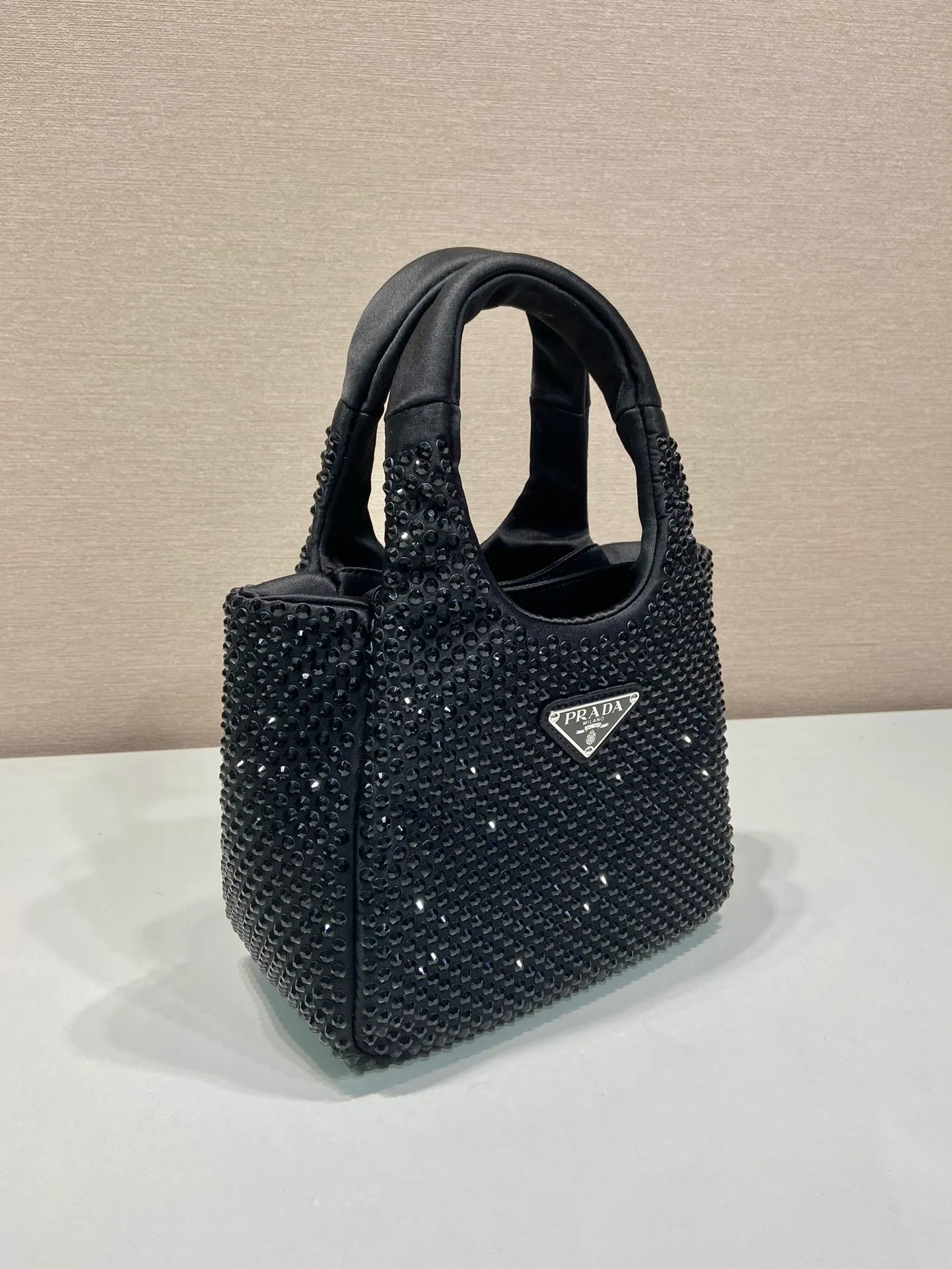 💰1320🎉Flash Diamond Vegetable Basket🎉1BA349 Flash Diamond🎉🎉 The most beautiful and sparkling rhinestone vegetable basket ؔ😘😘Imported diamond mesh. Shiny appearance. The effect of blingbling under the night light is very eye-catching. The rate of return is very high🙈🙈Everyone will praise you wherever you take it😘This kind of sparkling diamond bag is also very easy to match with clothes, so cute and cool , with many compartments, suitable for any occasion, the popular elements of the new vegetable basket have been recognized by Internet celebrities/celebrities, and it is a permanently popular vegetable basket🙊🙊worth buying👍beauties😘Length 18xH 16 bottom 10cm🎉🎉🎉👏👏👏