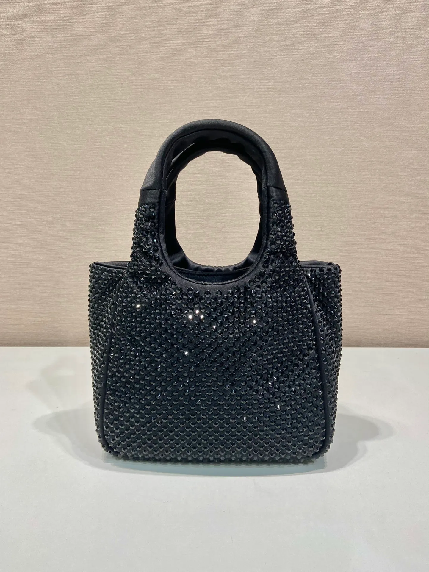 💰1320🎉Flash Diamond Vegetable Basket🎉1BA349 Flash Diamond🎉🎉 The most beautiful and sparkling rhinestone vegetable basket ؔ😘😘Imported diamond mesh. Shiny appearance. The effect of blingbling under the night light is very eye-catching. The rate of return is very high🙈🙈Everyone will praise you wherever you take it😘This kind of sparkling diamond bag is also very easy to match with clothes, so cute and cool , with many compartments, suitable for any occasion, the popular elements of the new vegetable basket have been recognized by Internet celebrities/celebrities, and it is a permanently popular vegetable basket🙊🙊worth buying👍beauties😘Length 18xH 16 bottom 10cm🎉🎉🎉👏👏👏