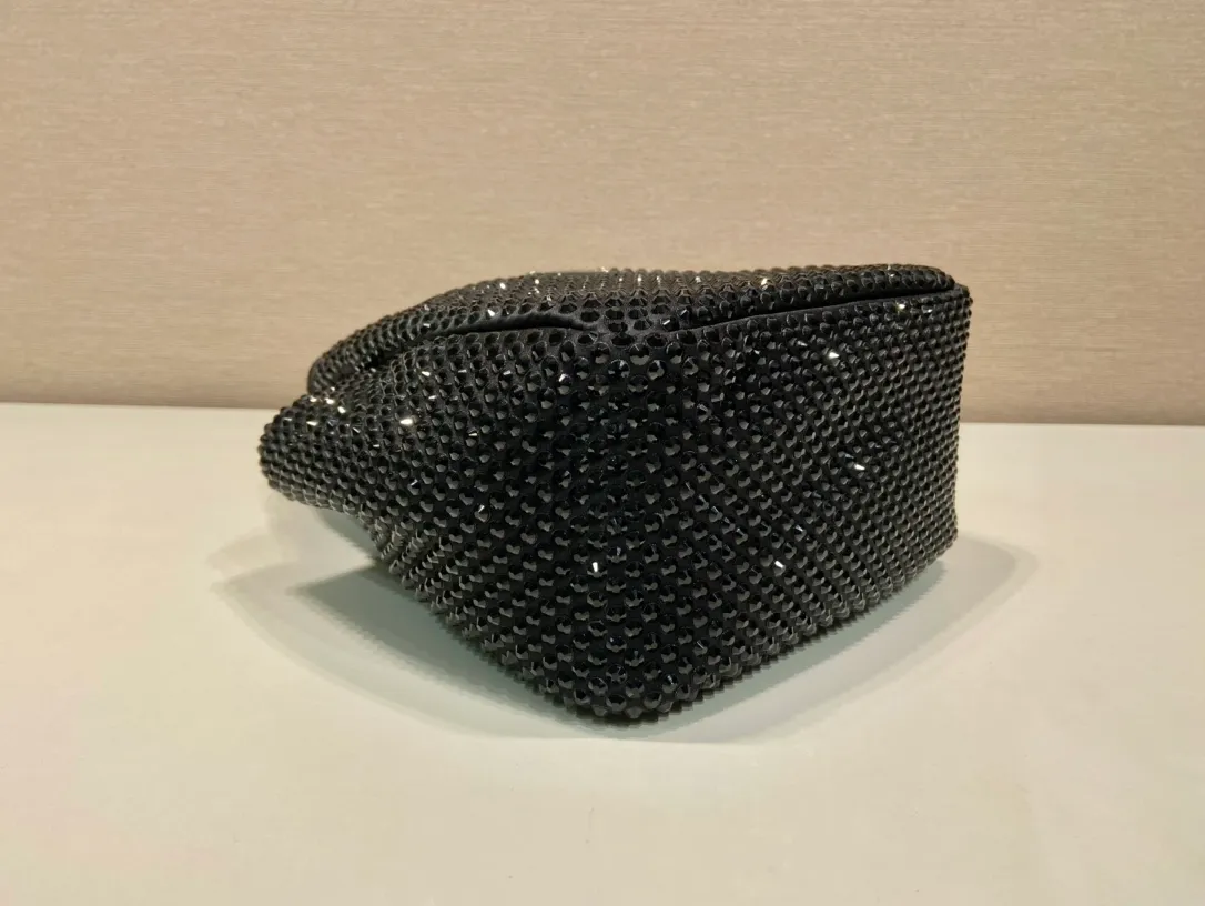 💰1320🎉Flash Diamond Vegetable Basket🎉1BA349 Flash Diamond🎉🎉 The most beautiful and sparkling rhinestone vegetable basket ؔ😘😘Imported diamond mesh. Shiny appearance. The effect of blingbling under the night light is very eye-catching. The rate of return is very high🙈🙈Everyone will praise you wherever you take it😘This kind of sparkling diamond bag is also very easy to match with clothes, so cute and cool , with many compartments, suitable for any occasion, the popular elements of the new vegetable basket have been recognized by Internet celebrities/celebrities, and it is a permanently popular vegetable basket🙊🙊worth buying👍beauties😘Length 18xH 16 bottom 10cm🎉🎉🎉👏👏👏