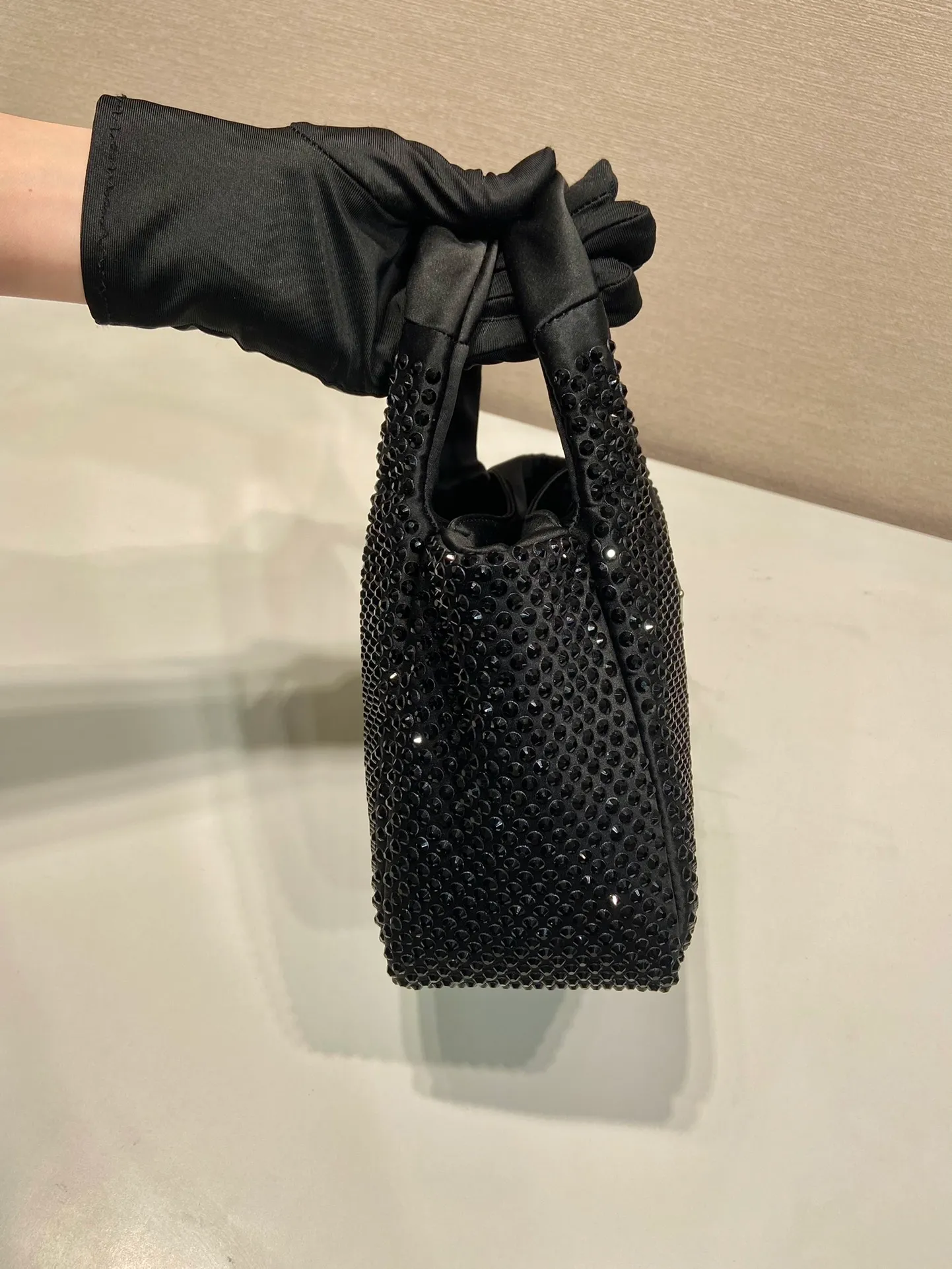 💰1320🎉Flash Diamond Vegetable Basket🎉1BA349 Flash Diamond🎉🎉 The most beautiful and sparkling rhinestone vegetable basket ؔ😘😘Imported diamond mesh. Shiny appearance. The effect of blingbling under the night light is very eye-catching. The rate of return is very high🙈🙈Everyone will praise you wherever you take it😘This kind of sparkling diamond bag is also very easy to match with clothes, so cute and cool , with many compartments, suitable for any occasion, the popular elements of the new vegetable basket have been recognized by Internet celebrities/celebrities, and it is a permanently popular vegetable basket🙊🙊worth buying👍beauties😘Length 18xH 16 bottom 10cm🎉🎉🎉👏👏👏
