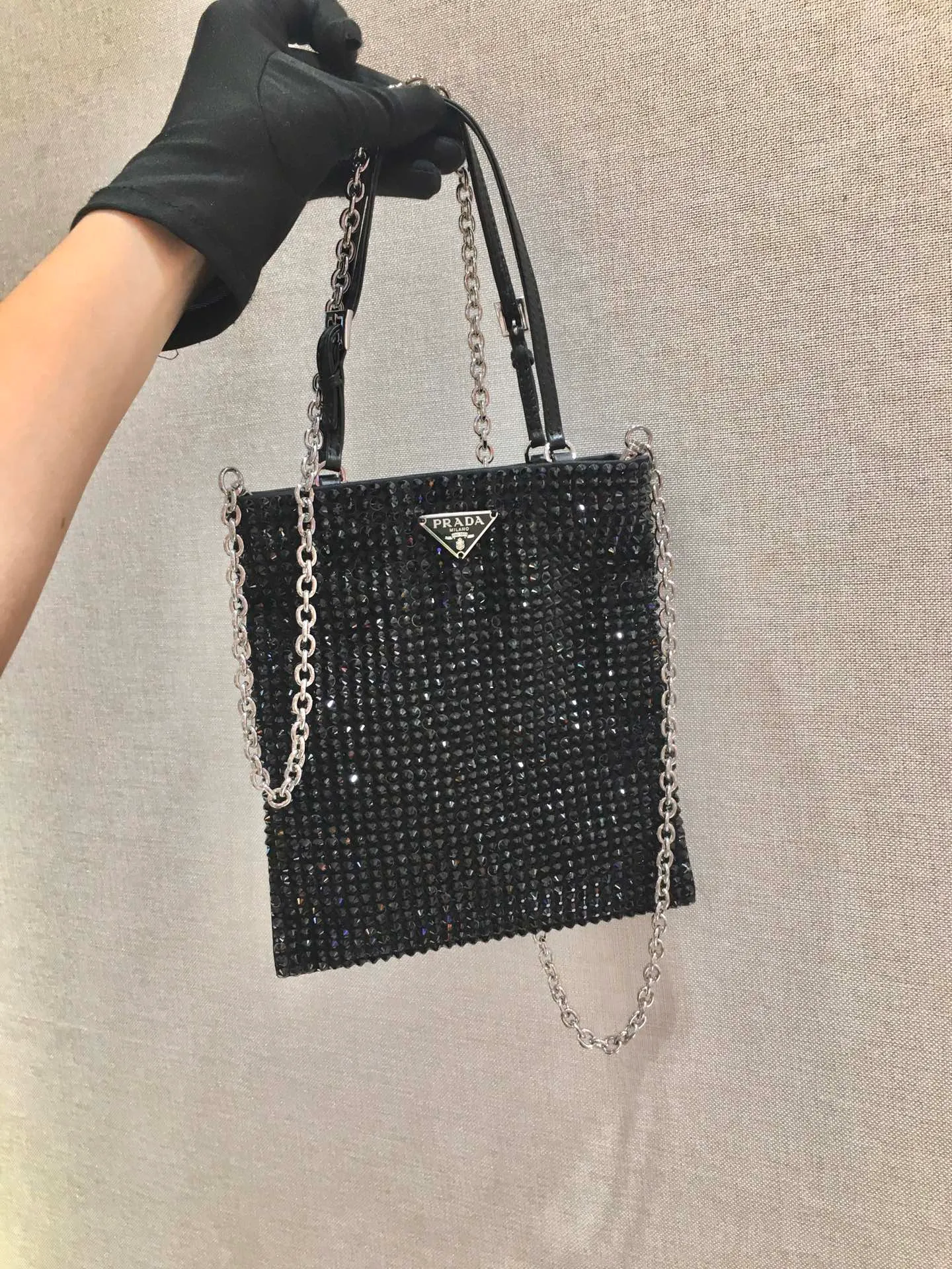 💰1020🎉Best model full of diamonds🎉1N6608, the most beautiful and sparkling rhinestone handbag/chain bag ؔ😘😘Imported rhinestone mesh. Shiny appearance. The blingbling effect under the night light is very eye-catching. The rate of return is very high🙈🙈Everyone will praise you wherever you take it😘This kind of sparkling diamond bag is also very easy to match with clothes, so cute and cool , suitable for any occasion, worth buying👍beauties😘 Length 18X height 20cm