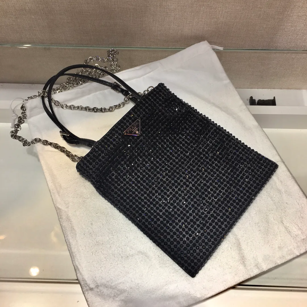 💰1020🎉Best model full of diamonds🎉1N6608, the most beautiful and sparkling rhinestone handbag/chain bag ؔ😘😘Imported rhinestone mesh. Shiny appearance. The blingbling effect under the night light is very eye-catching. The rate of return is very high🙈🙈Everyone will praise you wherever you take it😘This kind of sparkling diamond bag is also very easy to match with clothes, so cute and cool , suitable for any occasion, worth buying👍beauties😘 Length 18X height 20cm